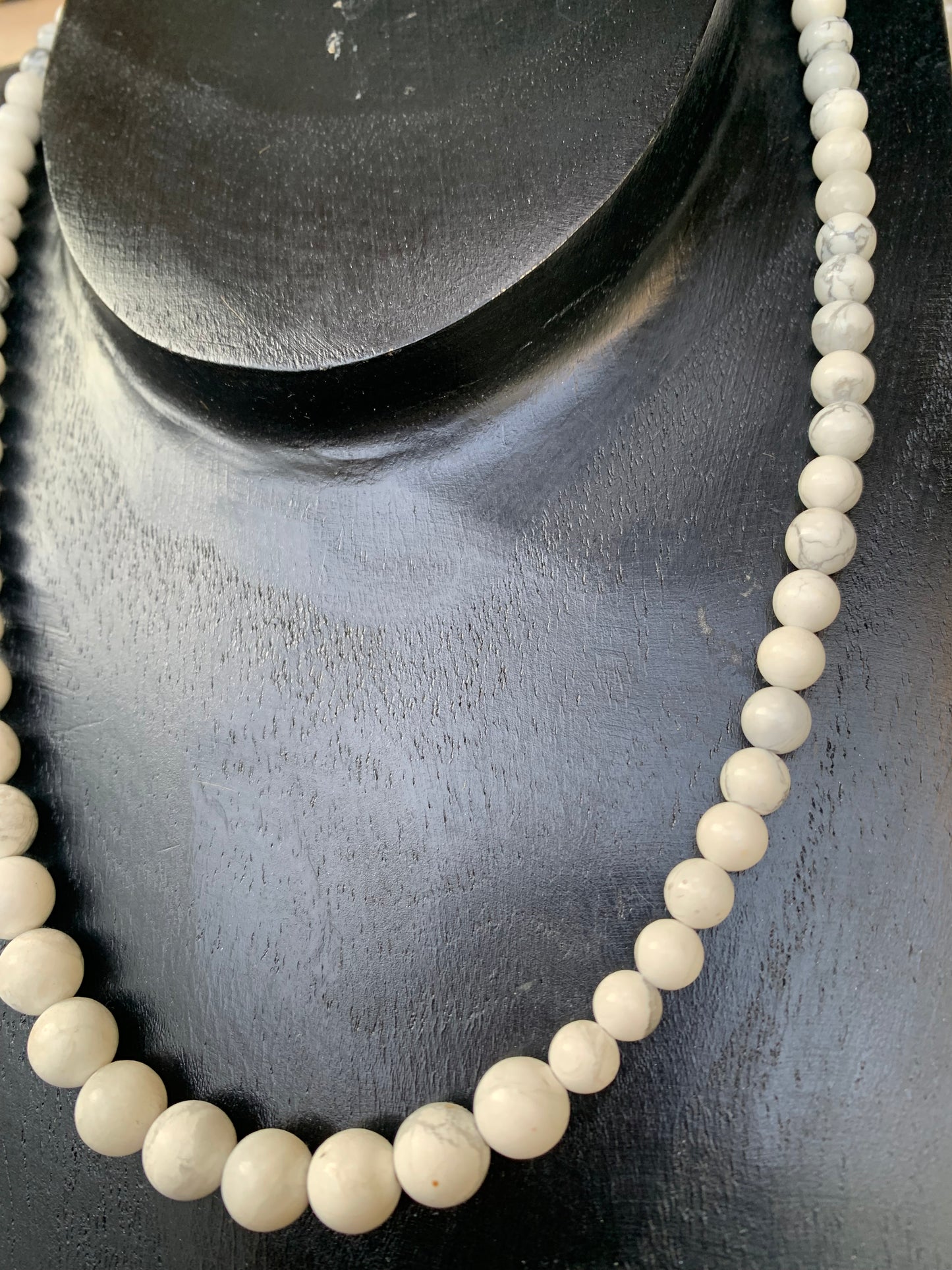 Howlite, 'collier/ chute de perle', de forme ronde de 4 à 10 mm - 44 cm + 4 cm de rajout en chaînette. Fermoir 'mousqueton'. Très belle pièce !
