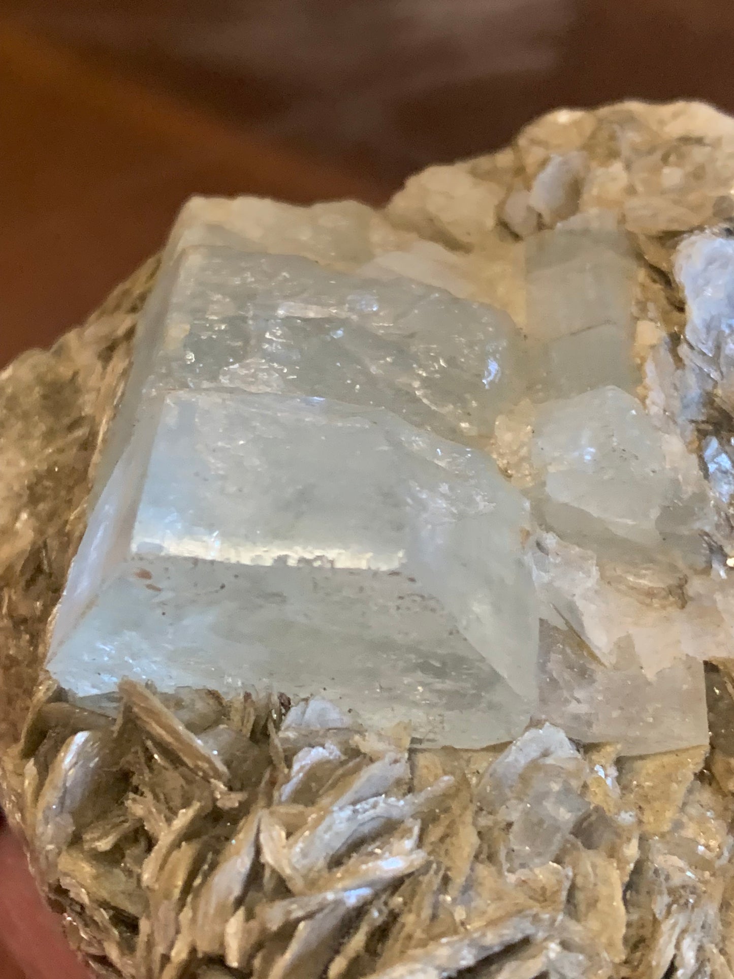 Aigue-marine avec Muscovite, superbe pièce de 70 x 60 x 50 mm en moyenne - 229 grammes environ !