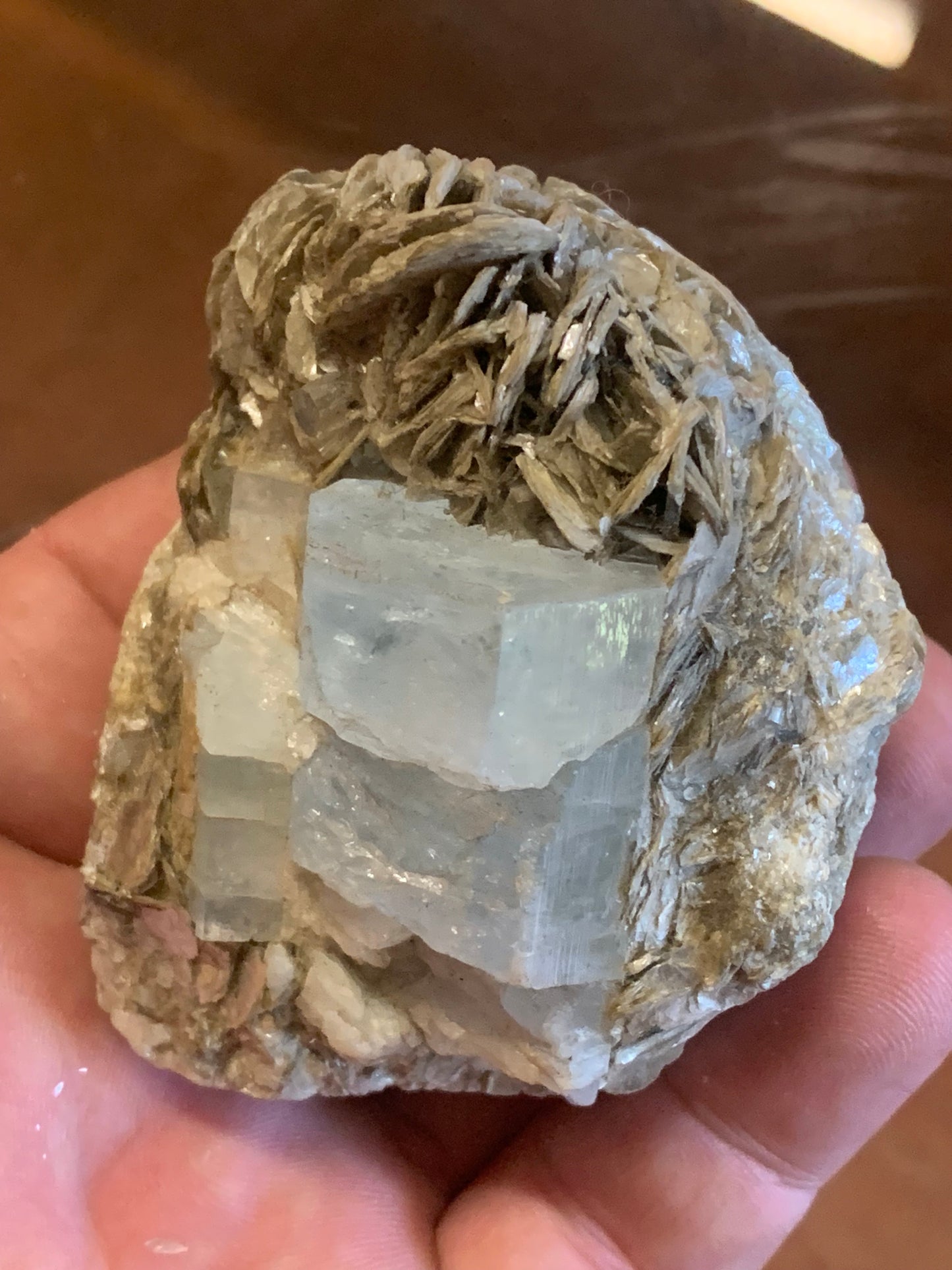 Aigue-marine avec Muscovite, superbe pièce de 70 x 60 x 50 mm en moyenne - 229 grammes environ !