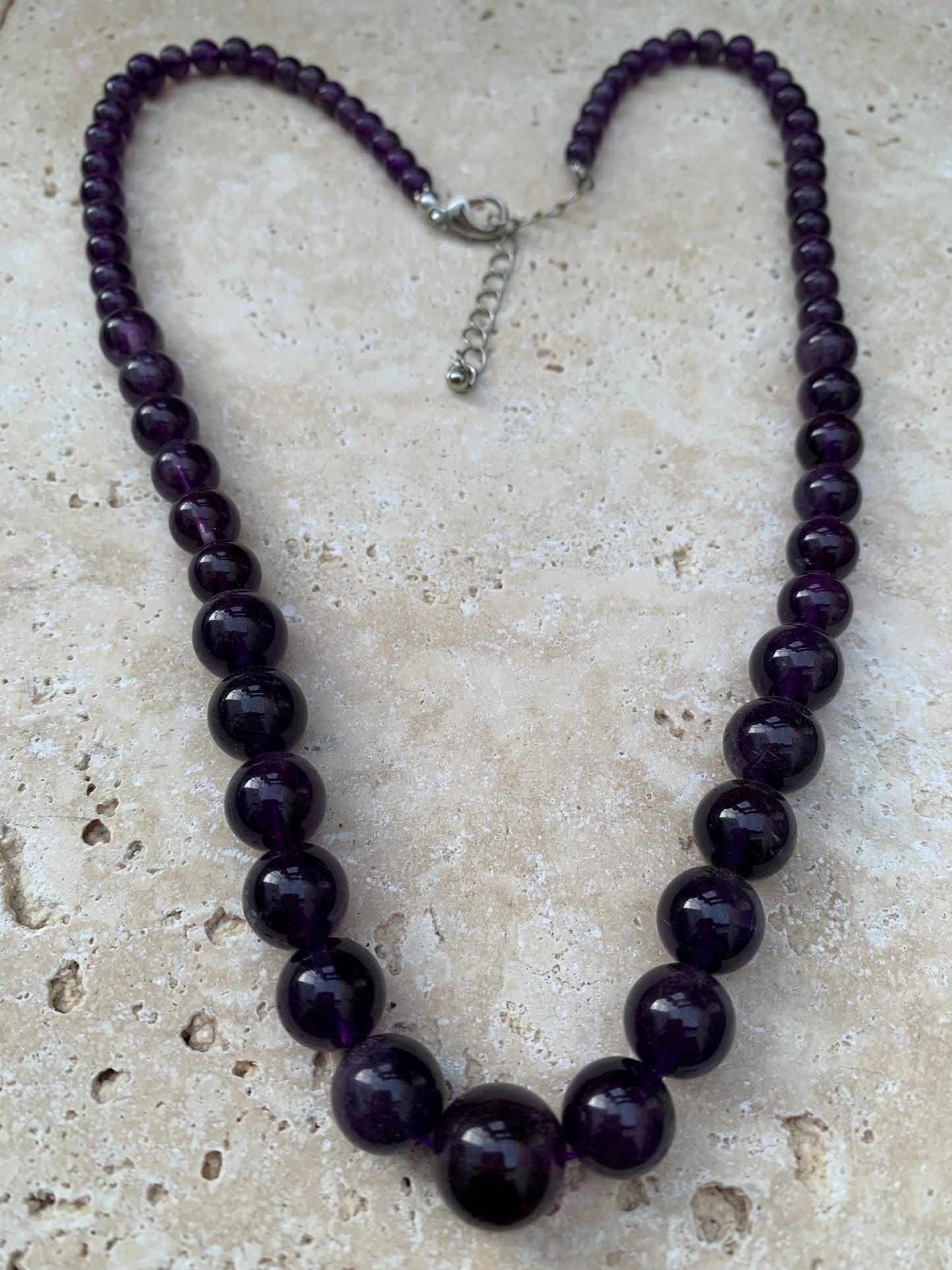 Améthyste – Collier en chute de perles rondes 4 à 10 mm • Longueur 50 cm + 4 cm de chaînette • Fermoir mousqueton. Très belle pièce !