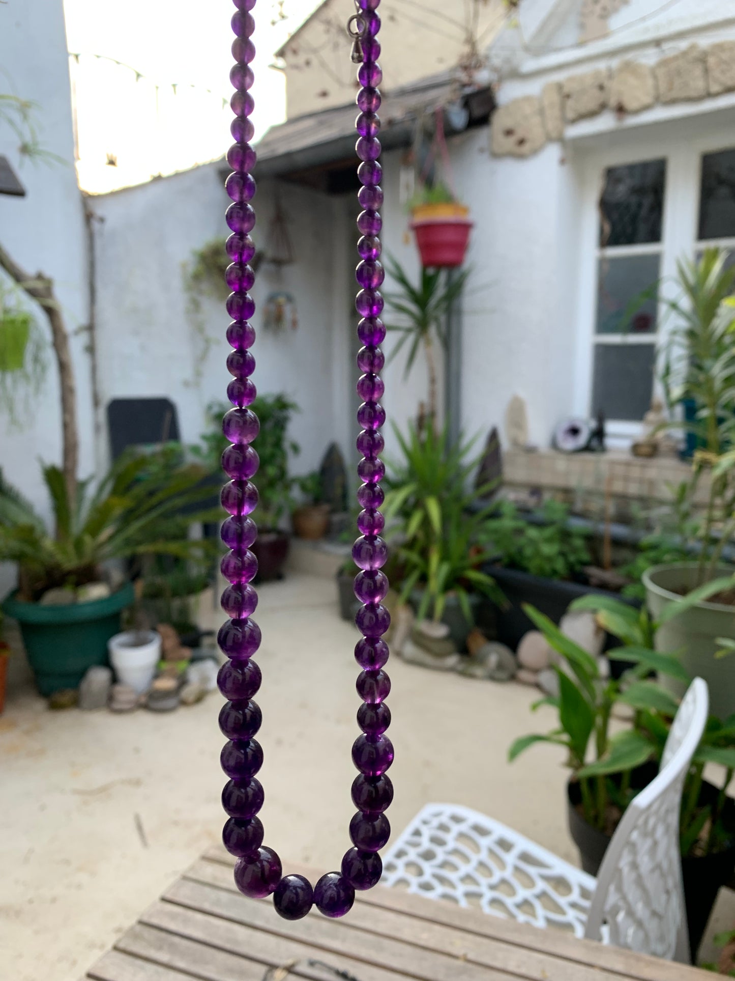 Améthyste – Collier en chute de perles rondes 4 à 10 mm • Longueur 50 cm + 4 cm de chaînette • Fermoir mousqueton. Très belle pièce !