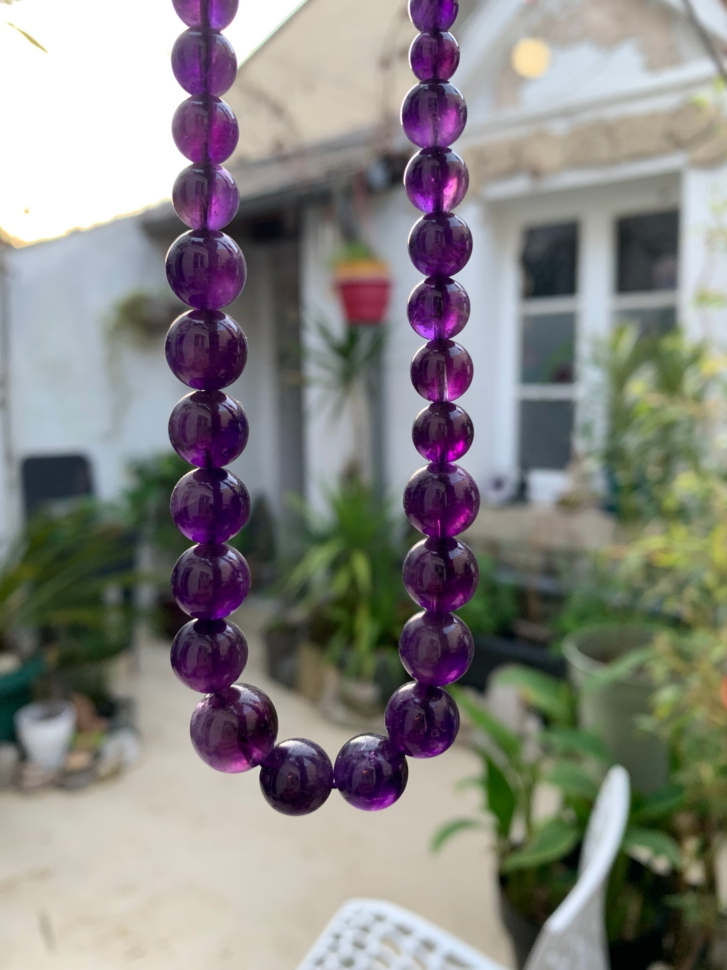 Améthyste – Collier en chute de perles rondes 4 à 10 mm • Longueur 50 cm + 4 cm de chaînette • Fermoir mousqueton. Très belle pièce !