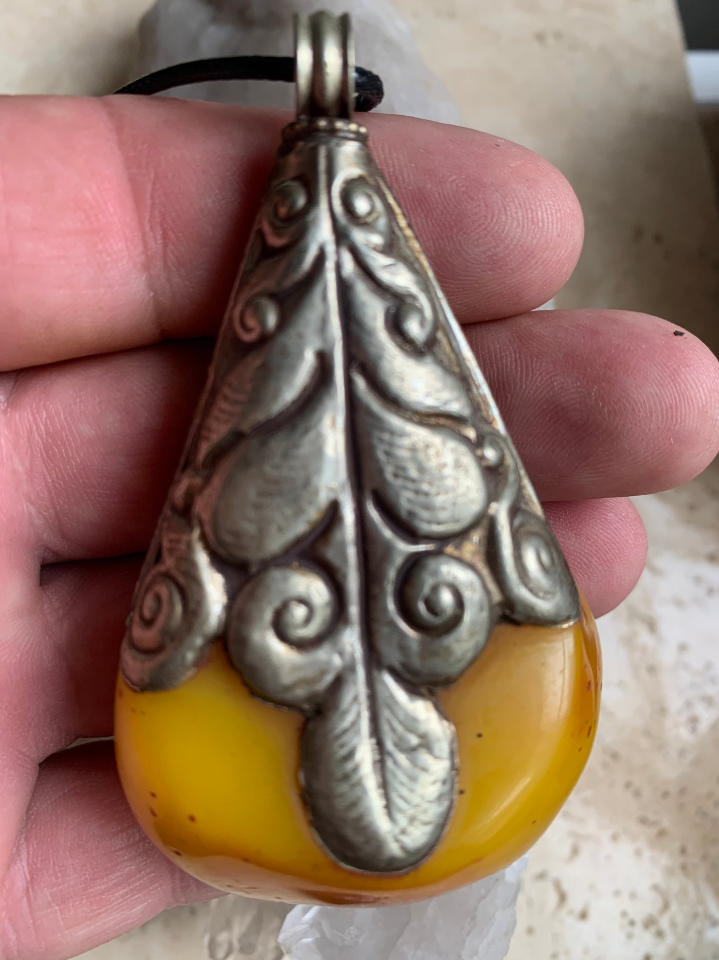 Pendentif en Copal (famille de l'Ambre), sertis en métal avec de majestueuses gravures. Impressionante pièce de 85 x 50 x 30 millimètres. Fait au Népal🇳🇵, un bijou ethnique unique et authentique (vendu avec cordon coulisant) !
