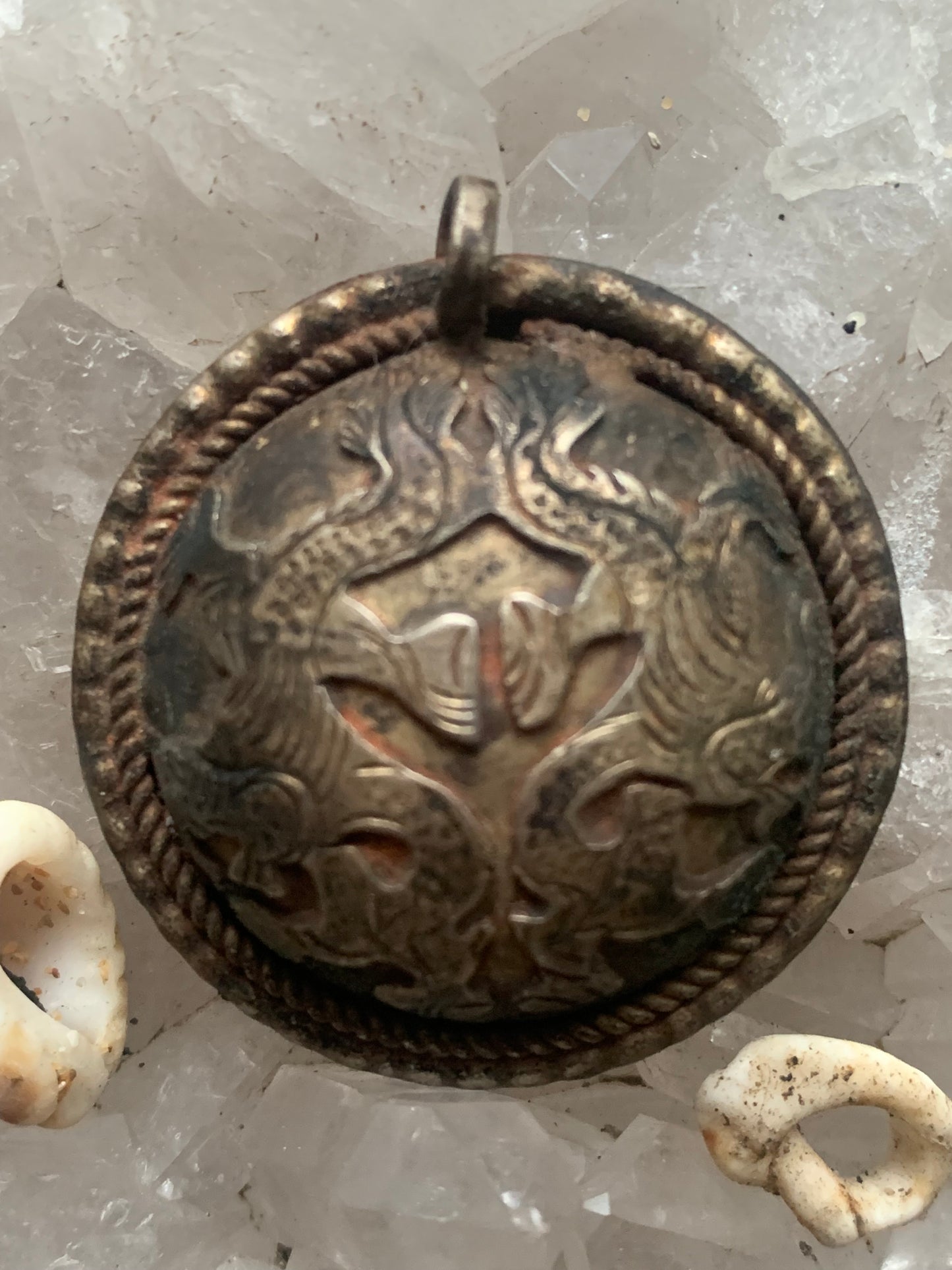 Dragon, pendentif en métal (laiton) de 40 mm de diamètre x 10 mm d'épaisseur. Pièce authentique et unique faîte au Népal. Livré avec cordon coulissant, prêt à porté ou à offrir !