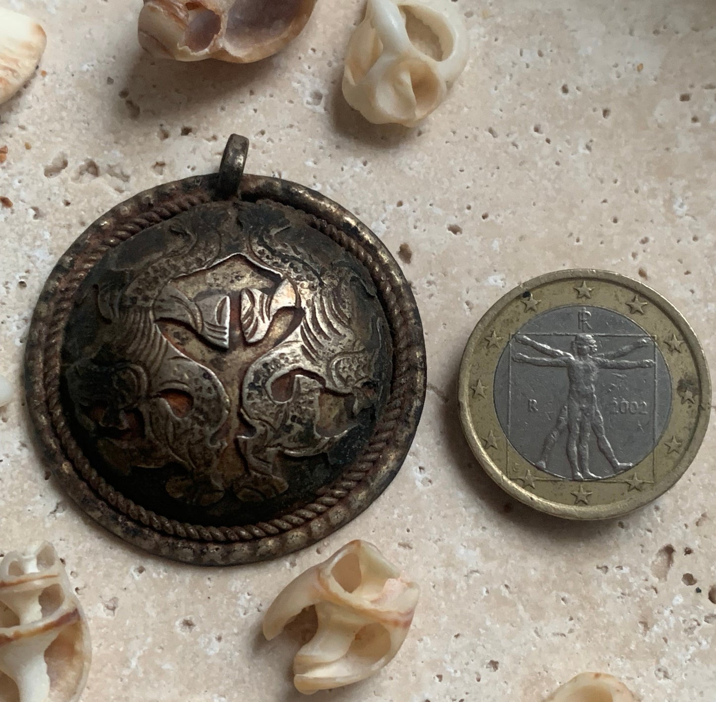 Dragon, pendentif en métal (laiton) de 40 mm de diamètre x 10 mm d'épaisseur. Pièce authentique et unique faîte au Népal. Livré avec cordon coulissant, prêt à porté ou à offrir !