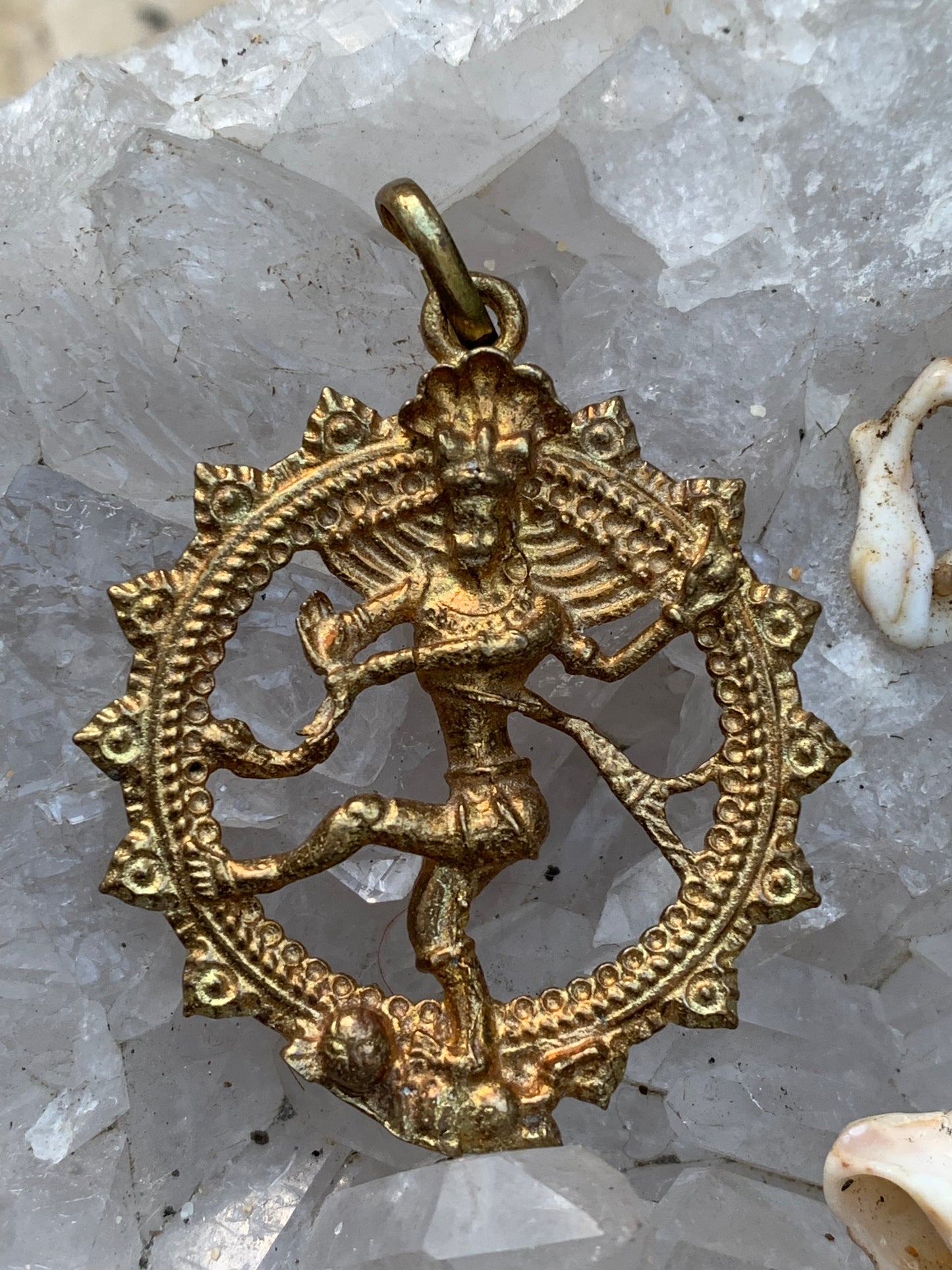 Pendentif en 'laiton argenté ou doré' de la divinité hindoue 'Shiva' sous sa forme de Shiva Nataraj. *
Le roi (raja) de la danse (nata) est un symbole du mouvement éternel de l'univers, la danse cosmique. 4,5 cm de diamètre, vendu avec cordon !