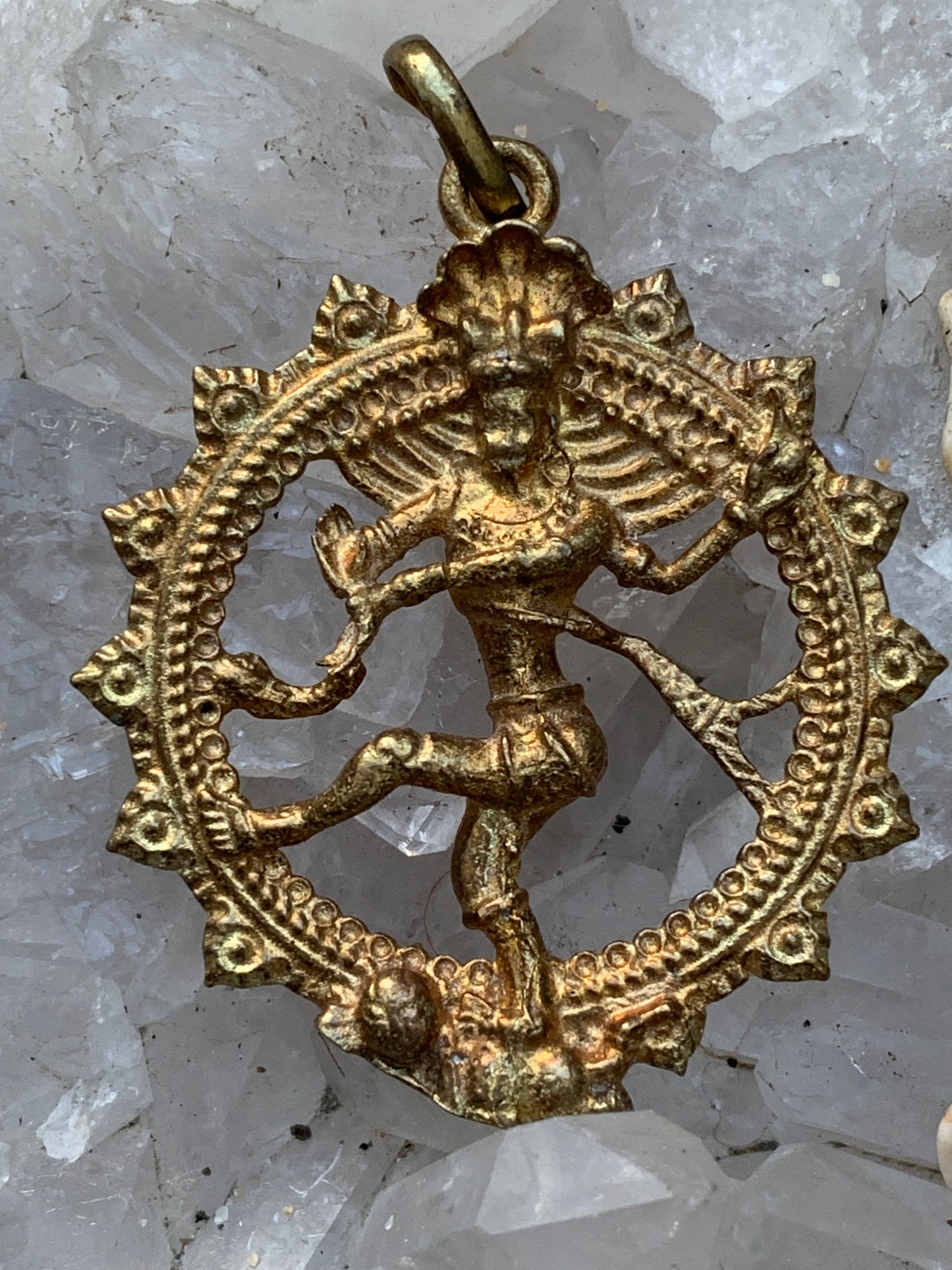 Pendentif en 'laiton argenté ou doré' de la divinité hindoue 'Shiva' sous sa forme de Shiva Nataraj. *
Le roi (raja) de la danse (nata) est un symbole du mouvement éternel de l'univers, la danse cosmique. 4,5 cm de diamètre, vendu avec cordon !