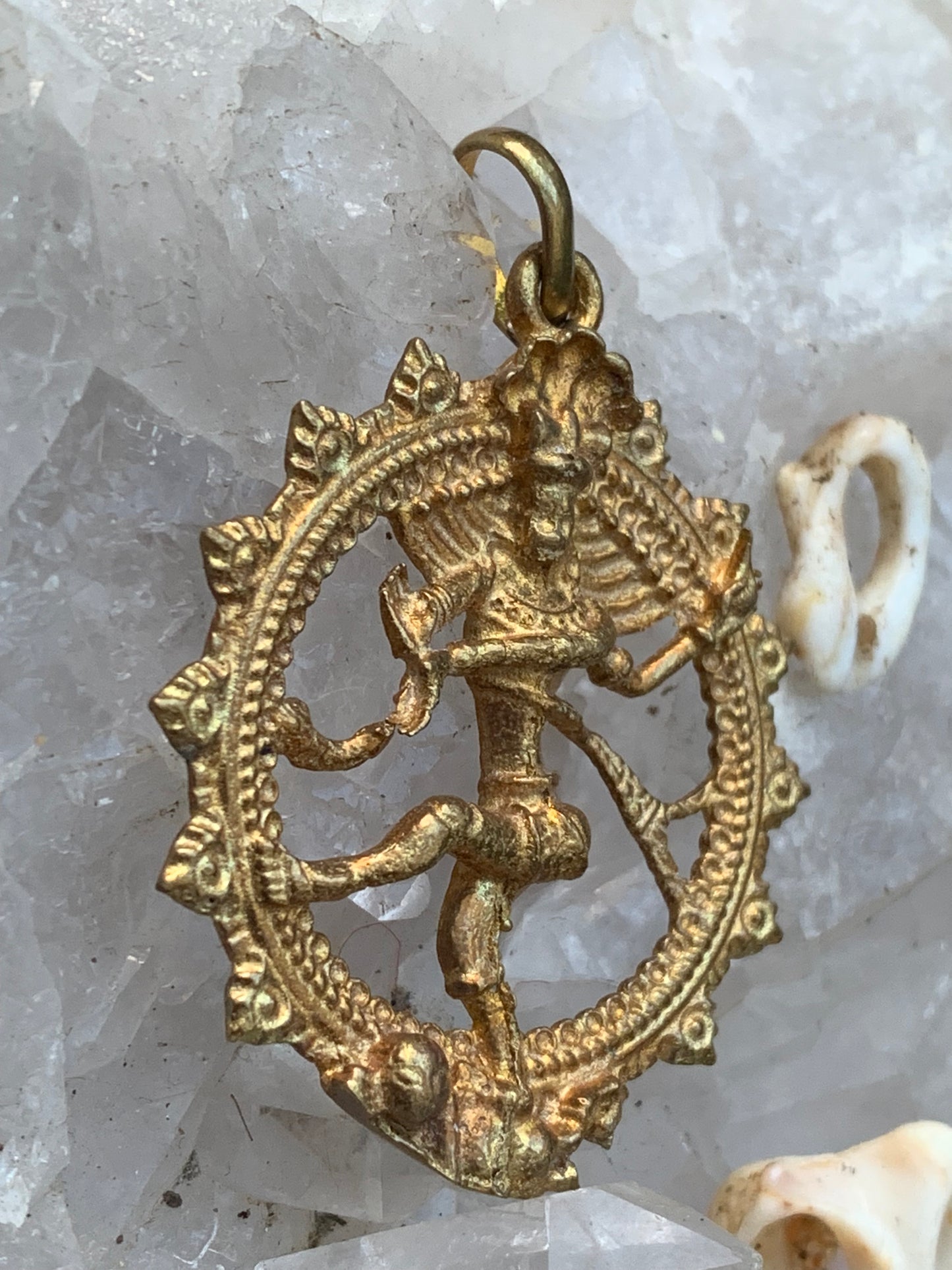 Pendentif en 'laiton argenté ou doré' de la divinité hindoue 'Shiva' sous sa forme de Shiva Nataraj. *
Le roi (raja) de la danse (nata) est un symbole du mouvement éternel de l'univers, la danse cosmique. 4,5 cm de diamètre, vendu avec cordon !