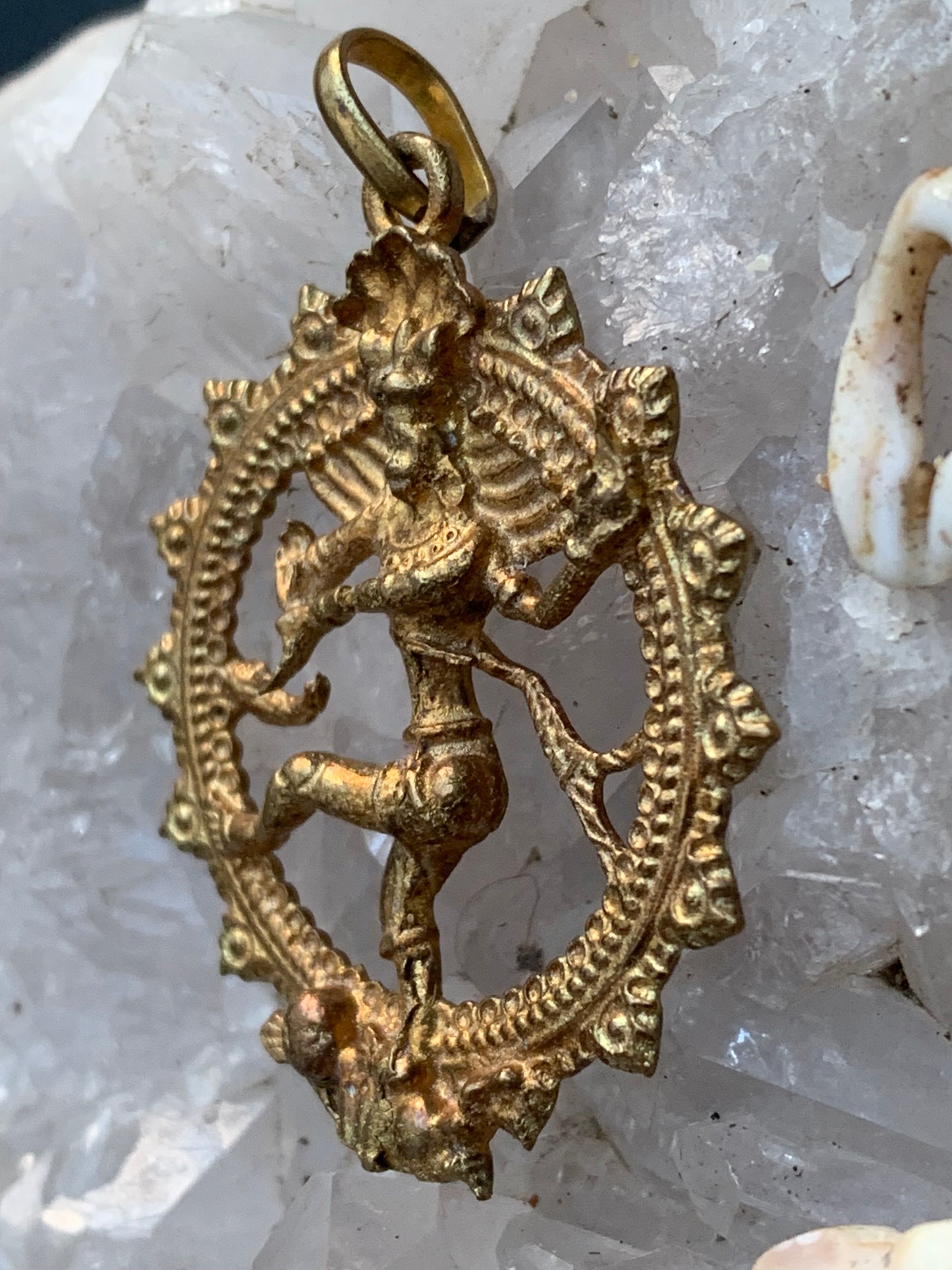 Pendentif en 'laiton argenté ou doré' de la divinité hindoue 'Shiva' sous sa forme de Shiva Nataraj. *
Le roi (raja) de la danse (nata) est un symbole du mouvement éternel de l'univers, la danse cosmique. 4,5 cm de diamètre, vendu avec cordon !
