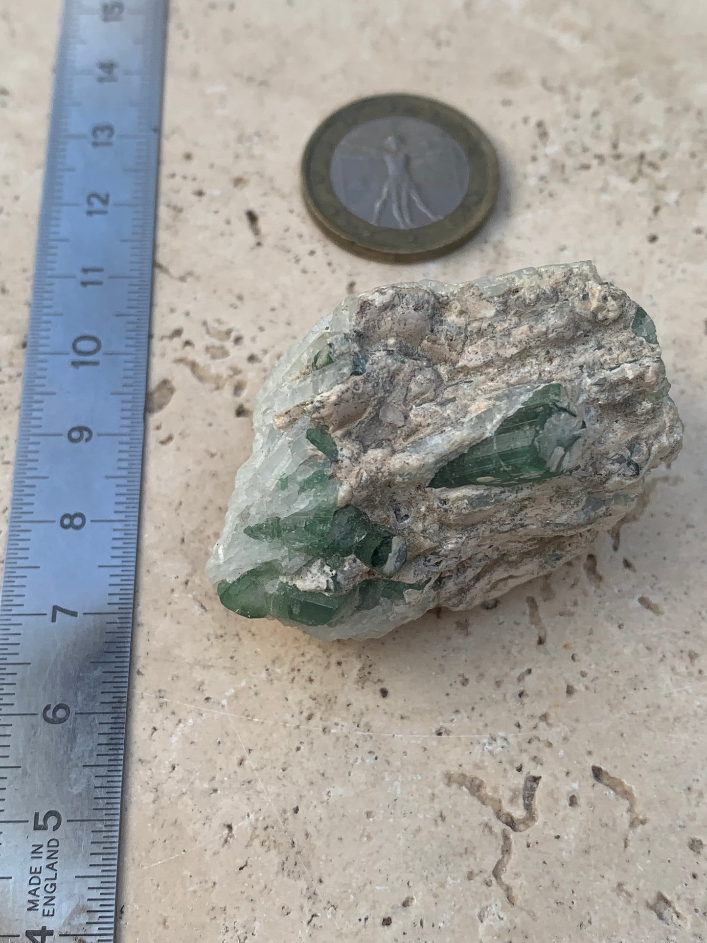 Tourmaline verte/ Verdélite, spécimen naturel de 45 x 32 x 29 mm - 53,9 grammes environ. 2 magnifiques cristaux de belle longueur !