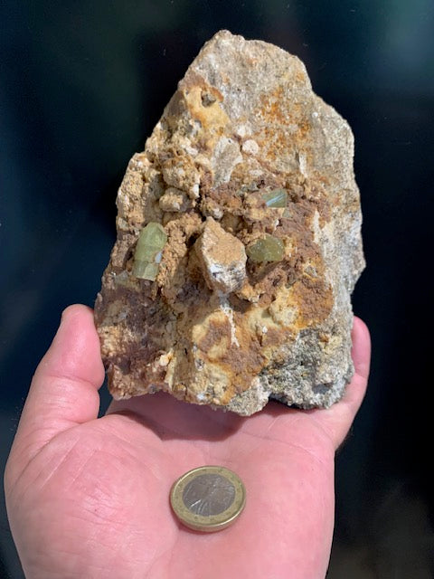 Apatite jaune sur Orthose, spécimen brut - 150 x 116 x 83 mm - 1 205 gr.