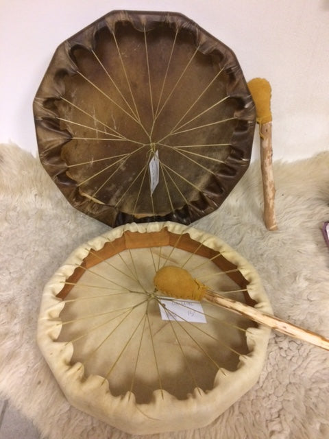 Shamanic drum made by the Indians in Quebec, bison skin, Ø 50 cm. Sold with a suitable mallet, a true work of art, perfect!