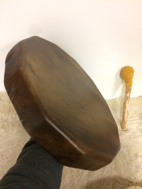 Shamanic drum made by the Indians in Quebec, bison skin, Ø 50 cm. Sold with a suitable mallet, a true work of art, perfect!