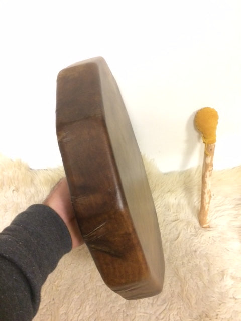 Shamanic drum made by the Indians in Quebec, bison skin, Ø 50 cm. Sold with a suitable mallet, a true work of art, perfect!