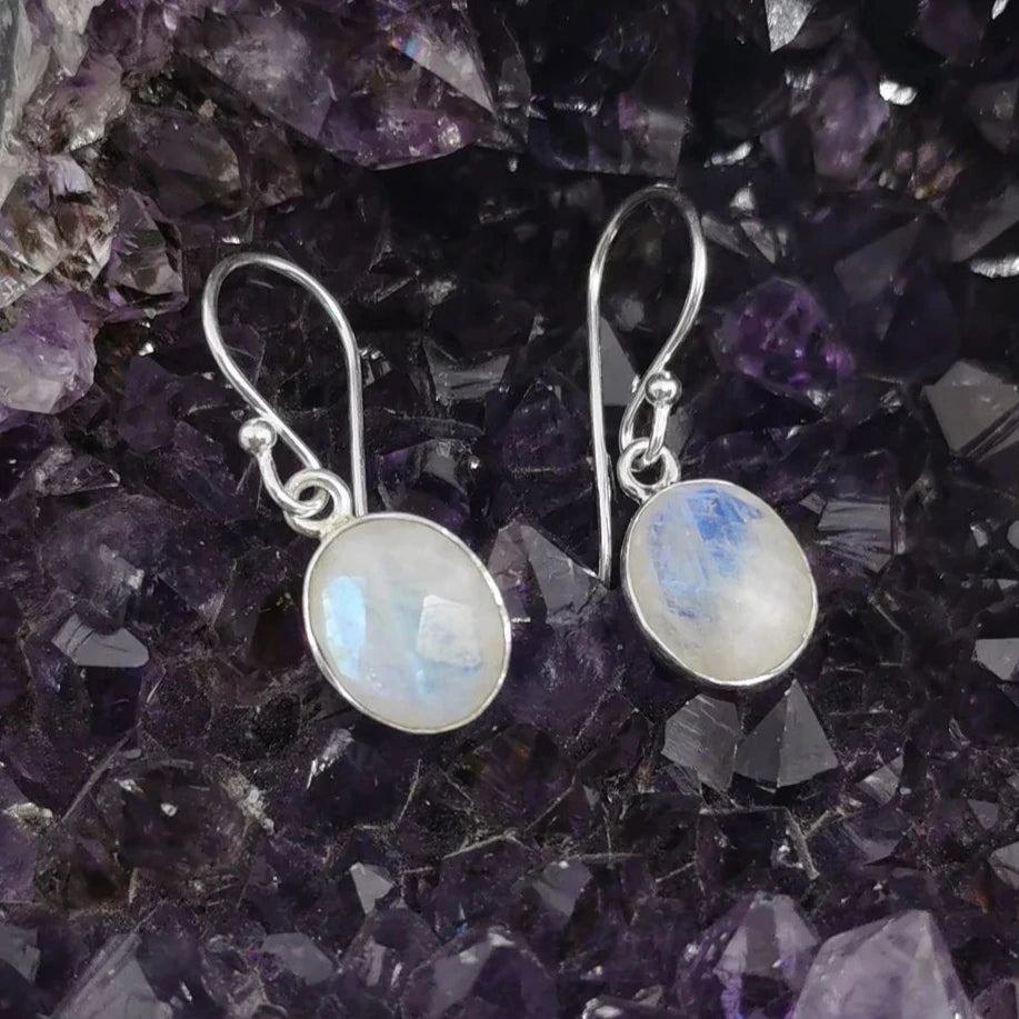 Boucles d'oreilles en labradorite blanche/ péristérite, cabochon sertis de formes rondes, qualité AA à AAA. Vendu en finition Argent, parfait !