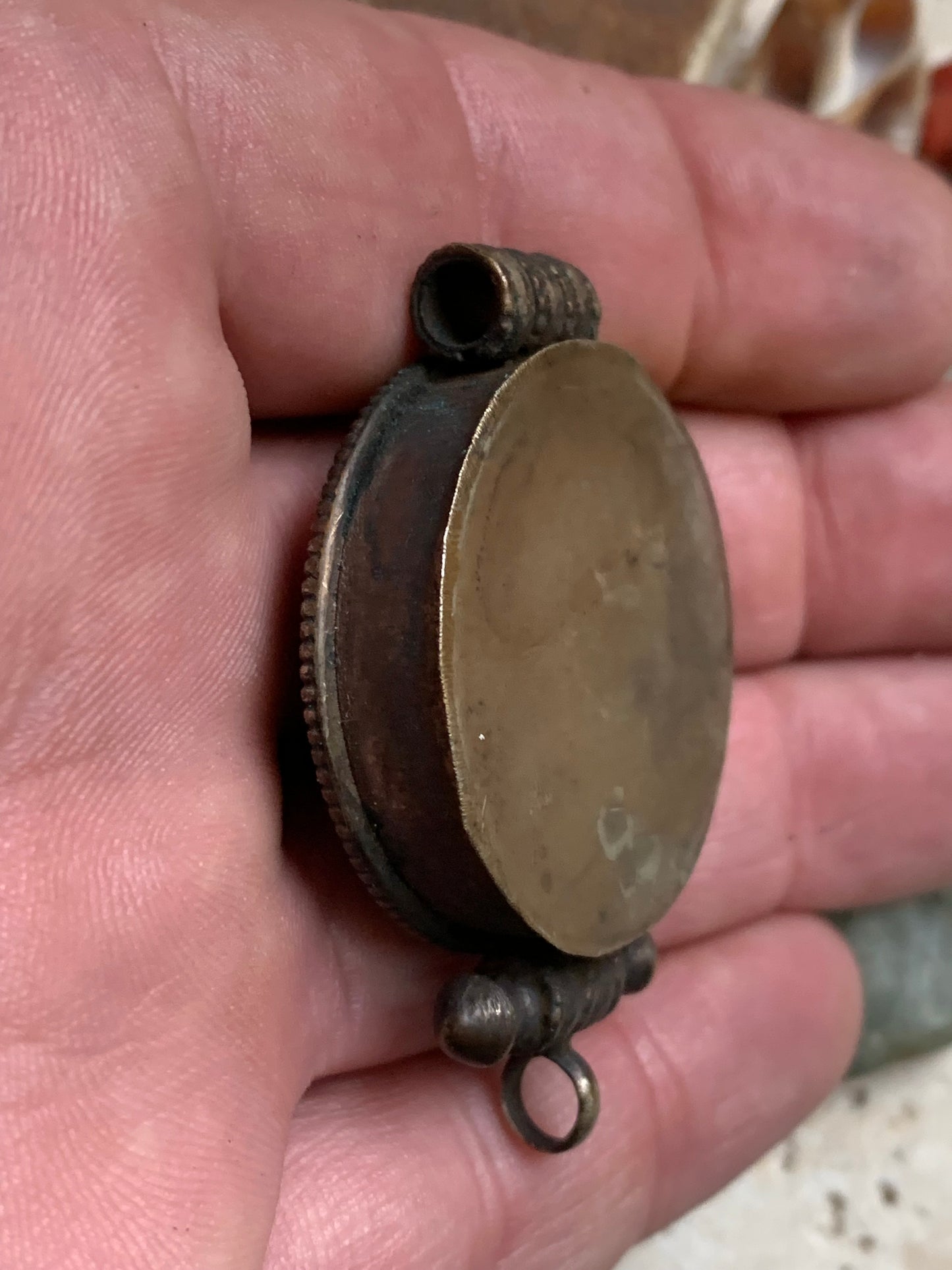 Pendentif/ Reliquaire artisanal du Népal avec pierres de turquoise et de corail sertis sur métal avec jolie gravure du Om ! De 52 millimètres de hauteur x 35 mm de largeur x 11 d'épaisseur. Vendu avec cordon noir réglable offert, parfait !