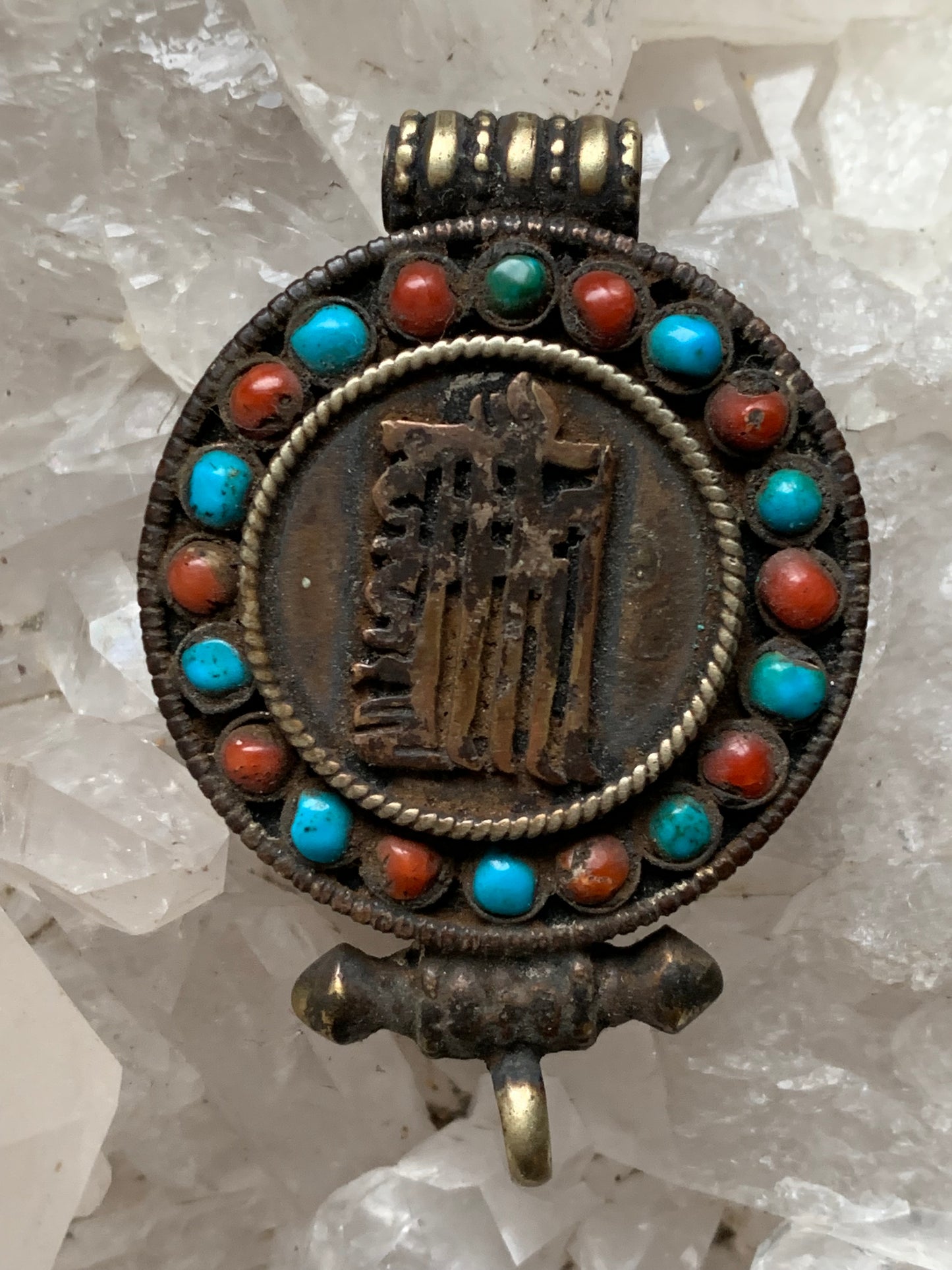 Pendentif/ Reliquaire artisanal du Népal avec pierres de turquoise et de corail sertis sur métal avec jolie gravure du Om ! De 52 millimètres de hauteur x 35 mm de largeur x 11 d'épaisseur. Vendu avec cordon noir réglable offert, parfait !