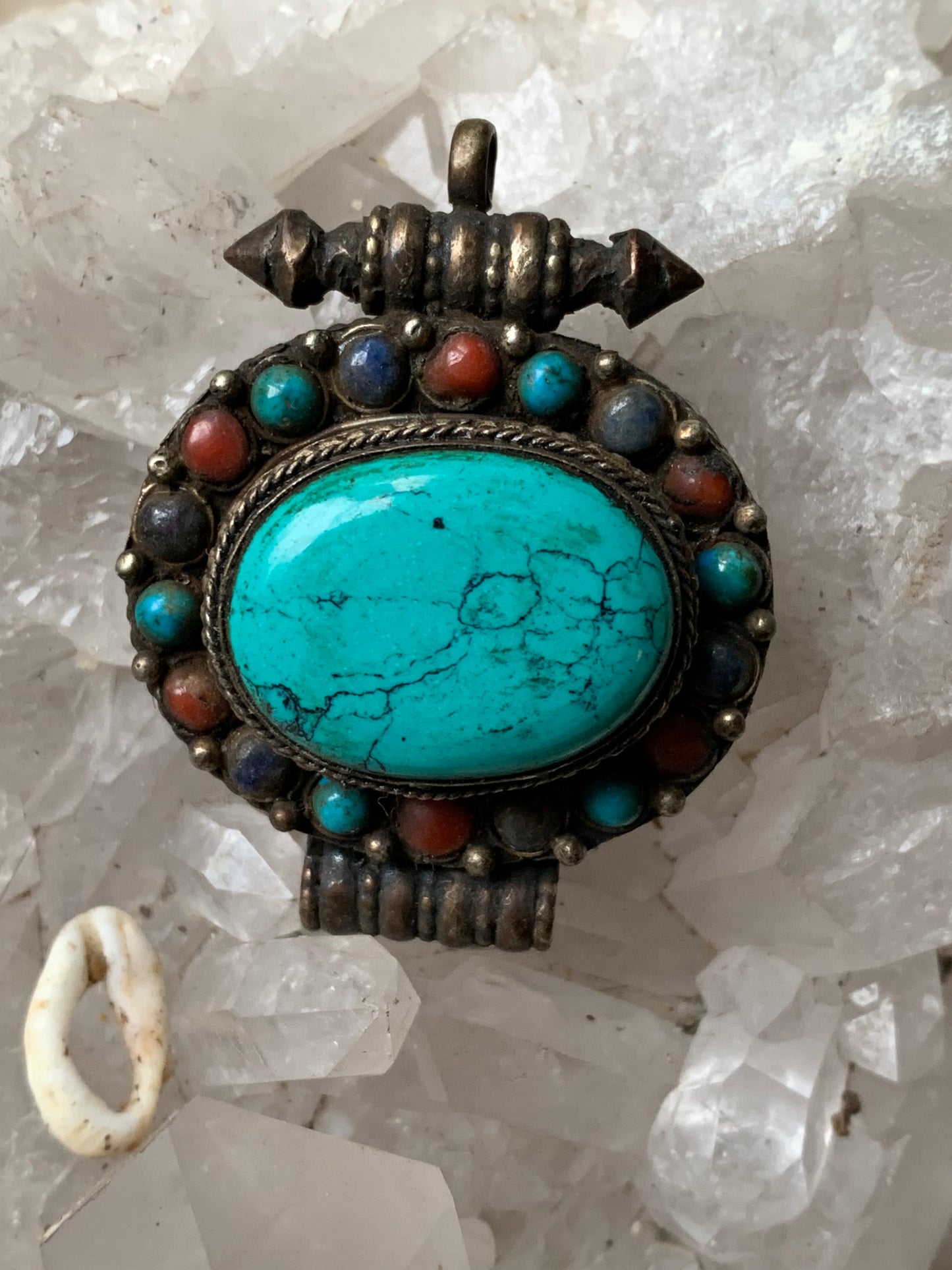 Pendentif/ Reliquaire artisanal du Népal avec pierres de turquoise et de corail sertis sur métal ! De 48 millimètres de hauteur x 37 mm de largeur x 18 d'épaisseur. Vendu avec cordon noir réglable offert, parfait !