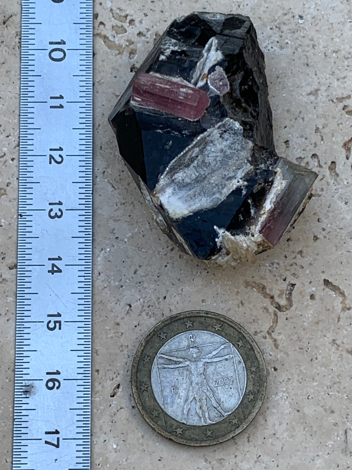 Quartz Morion / Quartz Fumé avec Tourmaline Rubellite, spécimen naturel de 50 x 37 x 24mm - 37,5 grammes. Belle petite pièce !