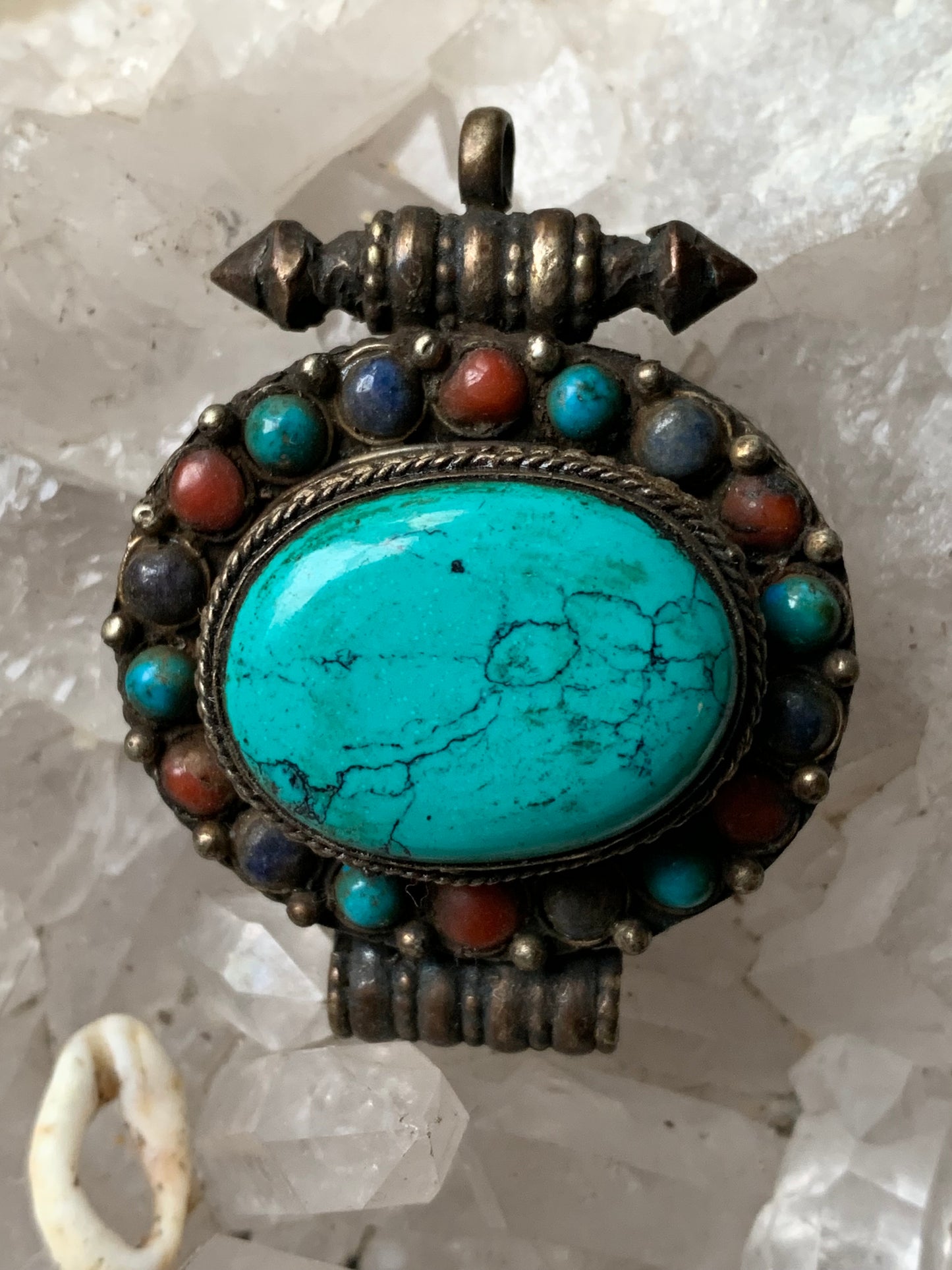 Pendentif/ Reliquaire artisanal du Népal avec pierres de turquoise et de corail sertis sur métal ! De 48 millimètres de hauteur x 37 mm de largeur x 18 d'épaisseur. Vendu avec cordon noir réglable offert, parfait !