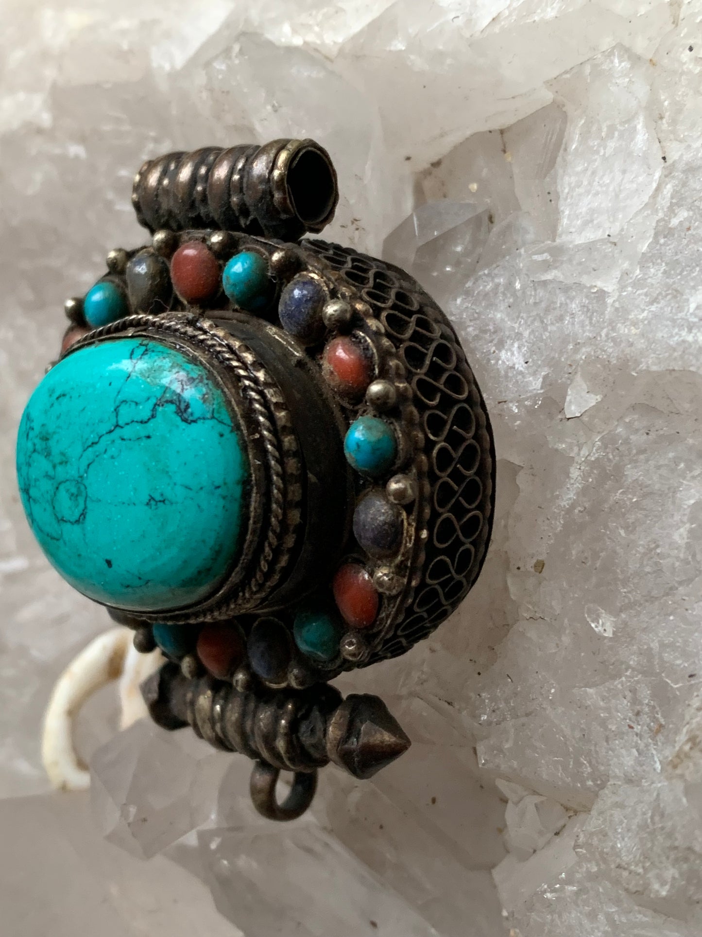 Pendentif/ Reliquaire artisanal du Népal avec pierres de turquoise et de corail sertis sur métal ! De 48 millimètres de hauteur x 37 mm de largeur x 18 d'épaisseur. Vendu avec cordon noir réglable offert, parfait !