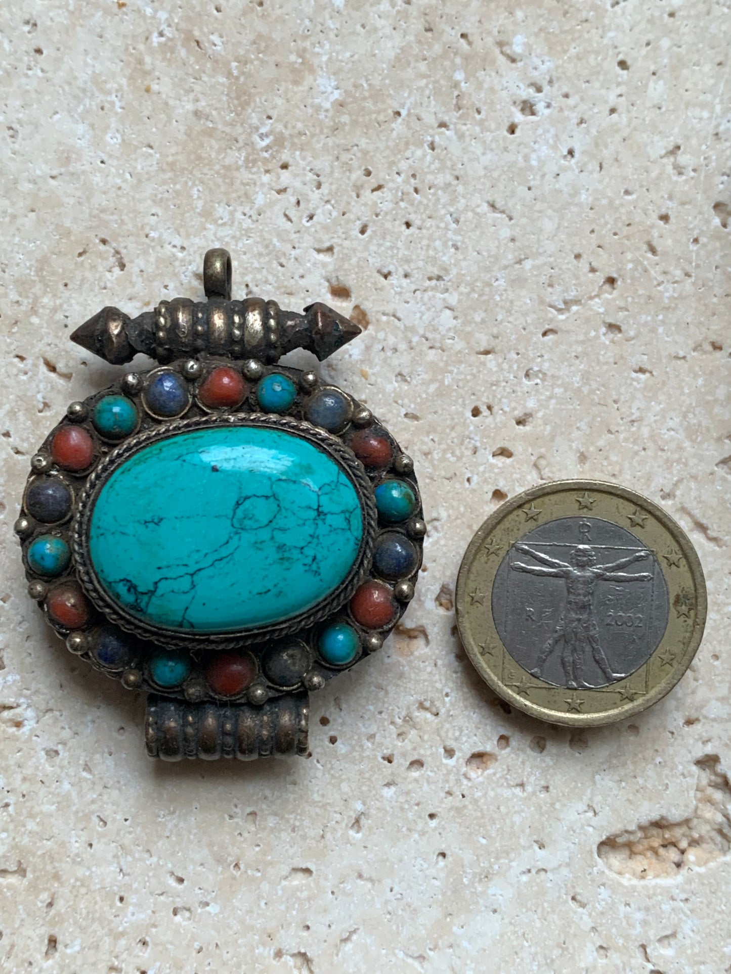 Pendentif/ Reliquaire artisanal du Népal avec pierres de turquoise et de corail sertis sur métal ! De 48 millimètres de hauteur x 37 mm de largeur x 18 d'épaisseur. Vendu avec cordon noir réglable offert, parfait !