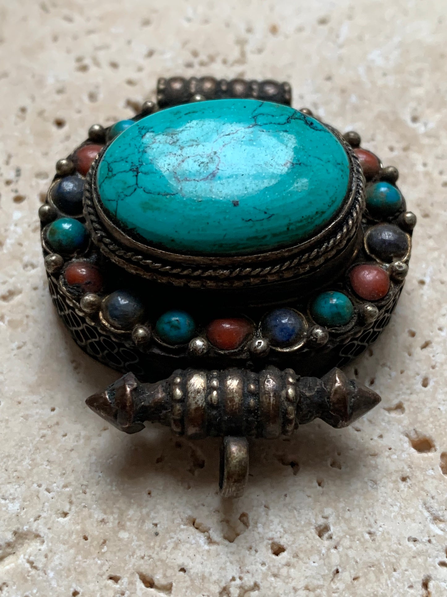Pendentif/ Reliquaire artisanal du Népal avec pierres de turquoise et de corail sertis sur métal ! De 48 millimètres de hauteur x 37 mm de largeur x 18 d'épaisseur. Vendu avec cordon noir réglable offert, parfait !