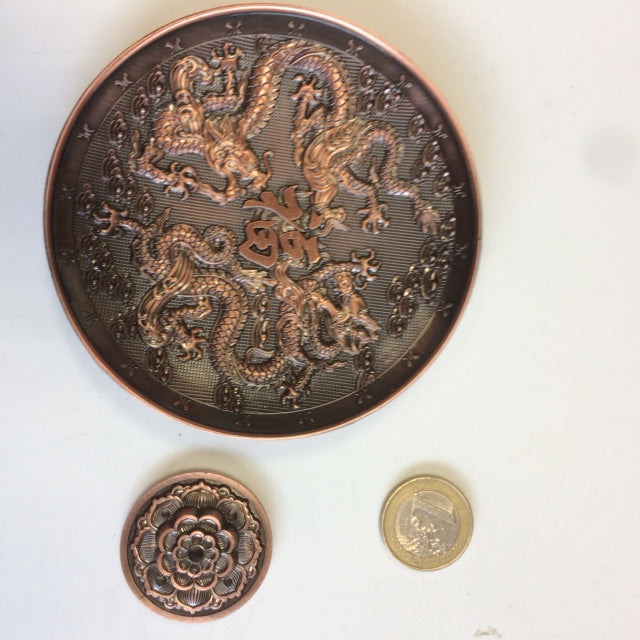 Brûleur d’encens orné de dragons – Alliage de zinc non toxique et recyclable. Compatible encens tibétains & japonais. Pièce finement décorée !
