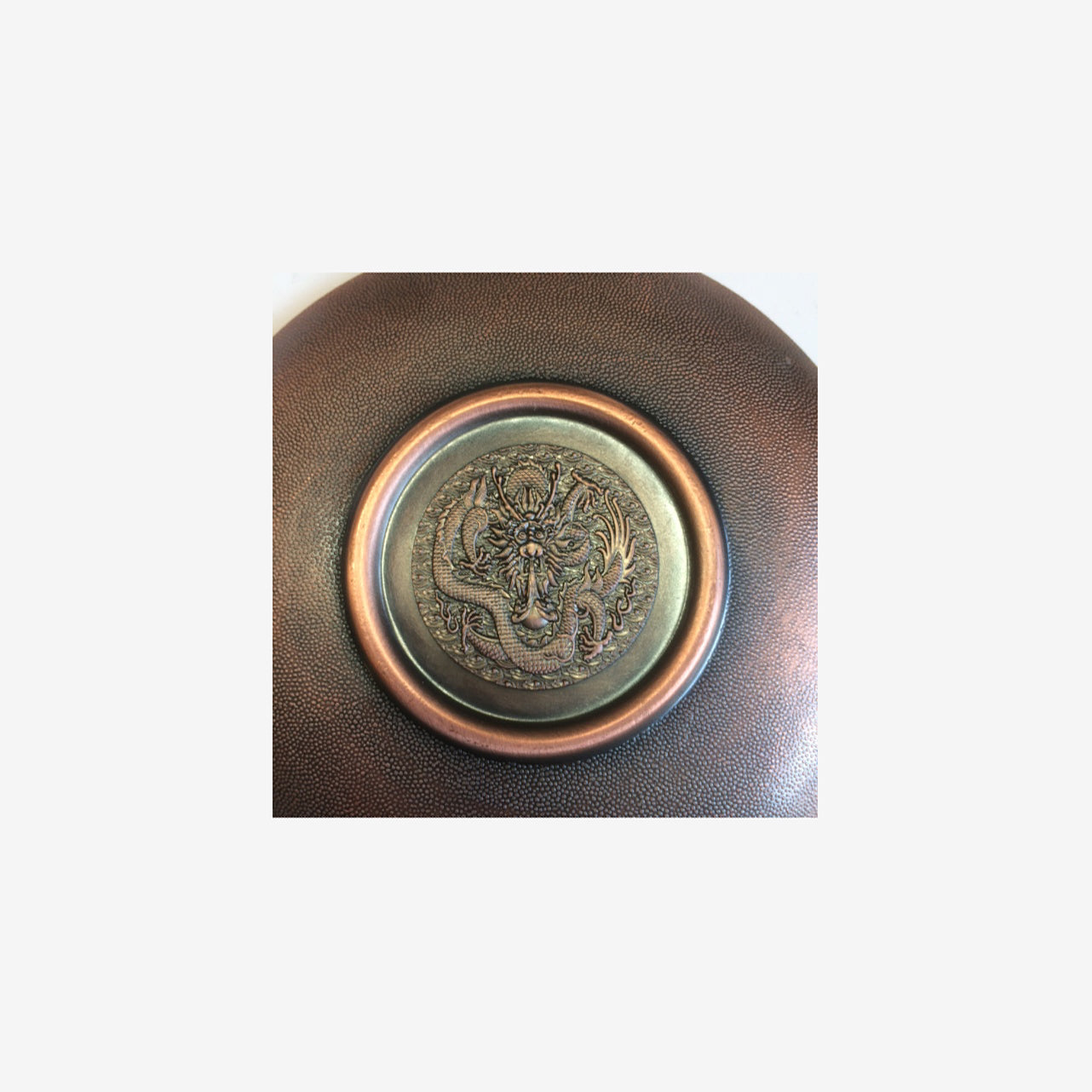 Brûleur d’encens orné de dragons – Alliage de zinc non toxique et recyclable. Compatible encens tibétains & japonais. Pièce finement décorée !