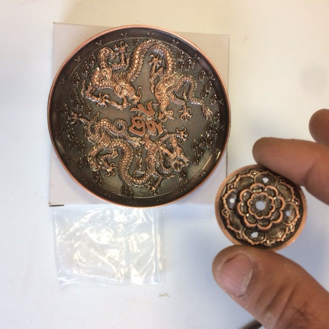 Brûleur d’encens orné de dragons – Alliage de zinc non toxique et recyclable. Compatible encens tibétains & japonais. Pièce finement décorée !