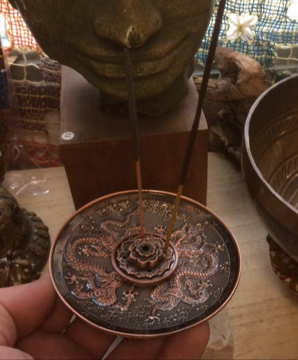 Brûleur d’encens orné de dragons – Alliage de zinc non toxique et recyclable. Compatible encens tibétains & japonais. Pièce finement décorée !