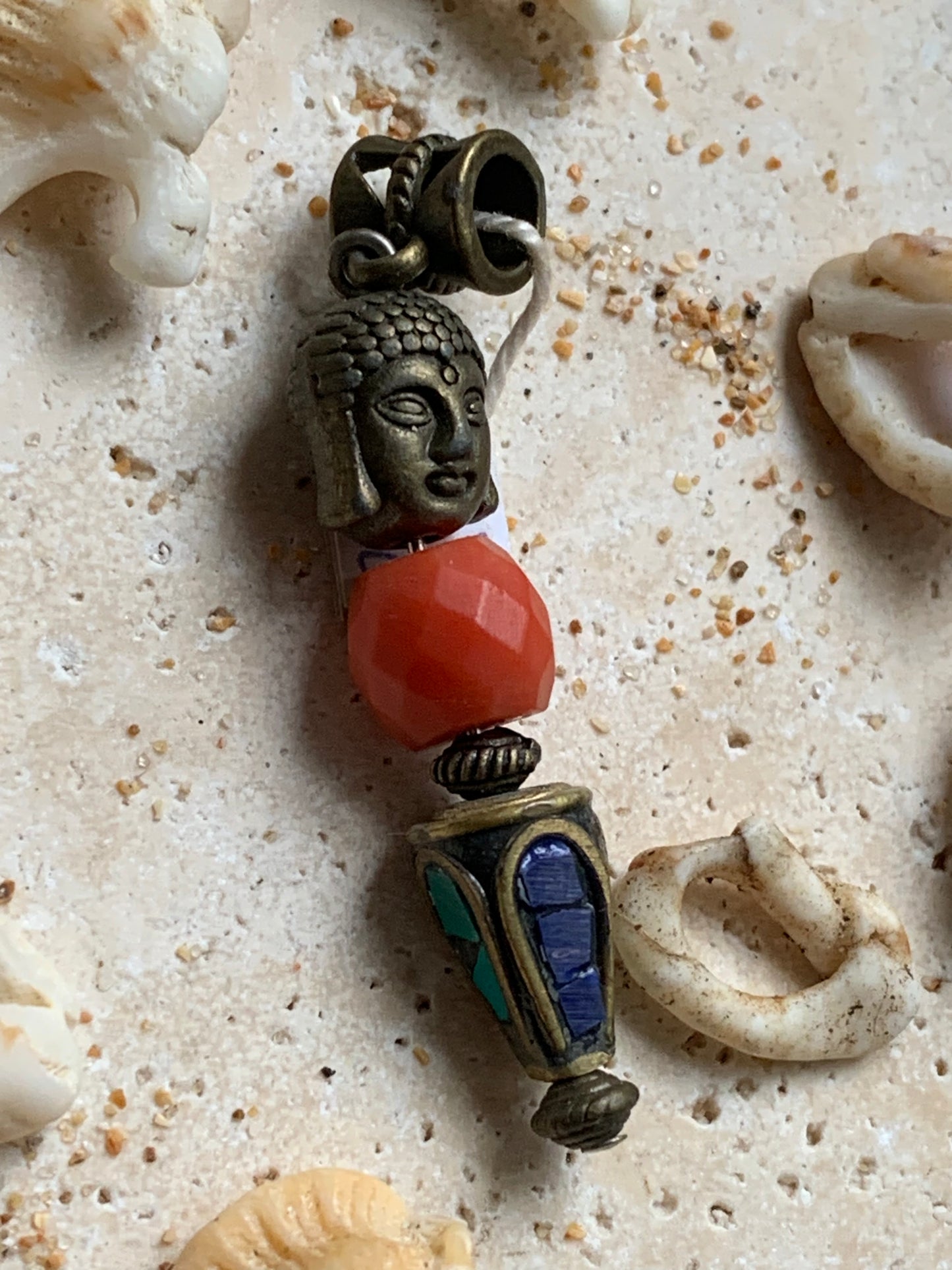 Pendentifs fait par G & Z, 3 modèles au choix, éléphant ou tête de Bouddha et son corps fait en perles de Jade, corail ou perle d'Inde. De 40, 48 et 55 millimètres. Vendu avec cordon noir réglable ou chainette pour le modèle 'éléphant' !