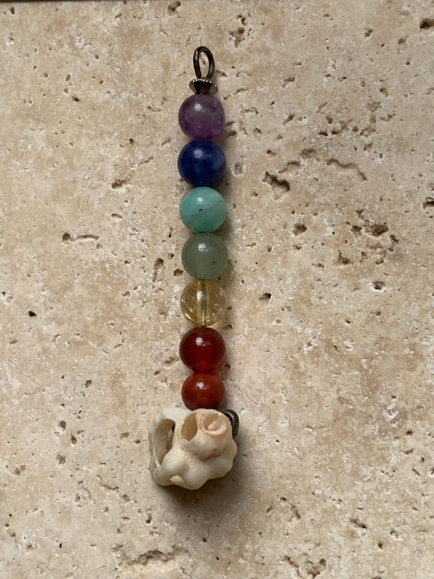 Pendentif '7 chakras' fait par Gem & Zen, au choix : 7 perles avec un coquillage naturel ou sans ! De 52 millimètres de hauteur x 6 millimètres de diamètre. Vendu avec cordon réglable de couleur noire !