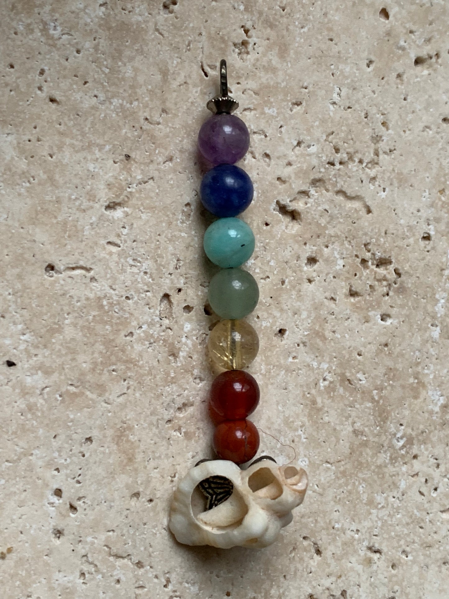 Pendentif '7 chakras' fait par Gem & Zen, au choix : 7 perles avec un coquillage naturel ou sans ! De 52 millimètres de hauteur x 6 millimètres de diamètre. Vendu avec cordon réglable de couleur noire !