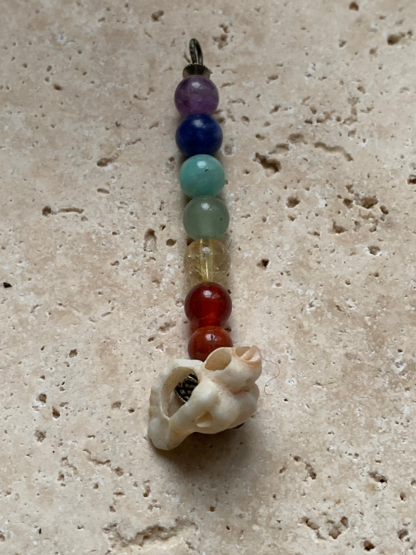 Pendentif '7 chakras' fait par Gem & Zen, au choix : 7 perles avec un coquillage naturel ou sans ! De 52 millimètres de hauteur x 6 millimètres de diamètre. Vendu avec cordon réglable de couleur noire !