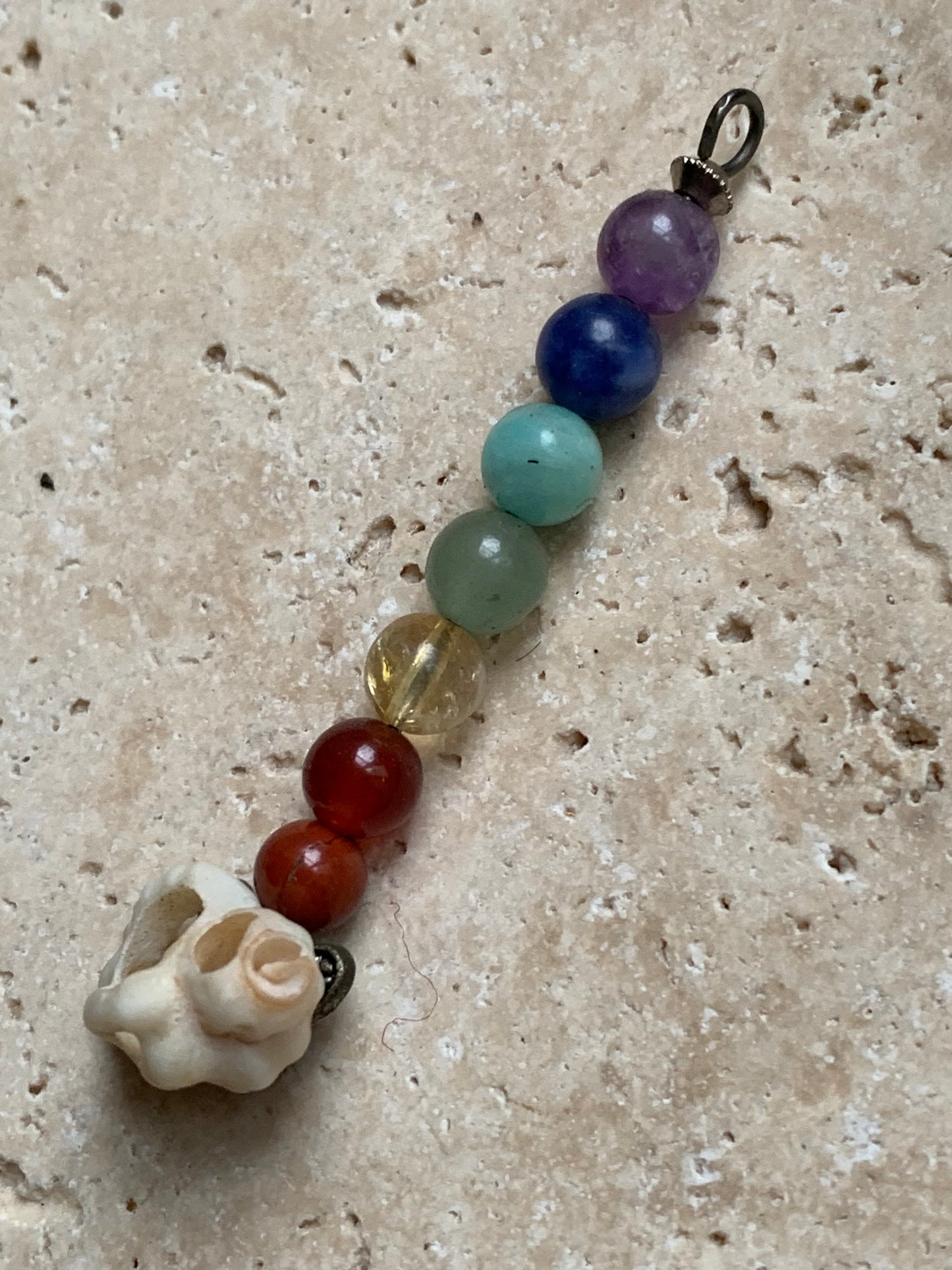 Pendentif '7 chakras' fait par Gem & Zen, au choix : 7 perles avec un coquillage naturel ou sans ! De 52 millimètres de hauteur x 6 millimètres de diamètre. Vendu avec cordon réglable de couleur noire !