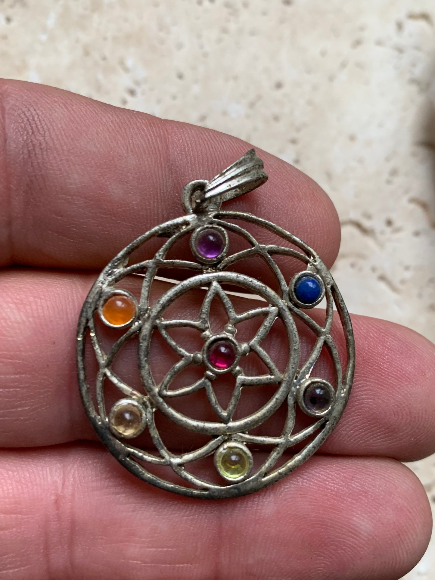 '7 chakras' pendant, 35 millimeters in diameter, in silver-plated metal (brass). Sold with an adjustable black cord!
