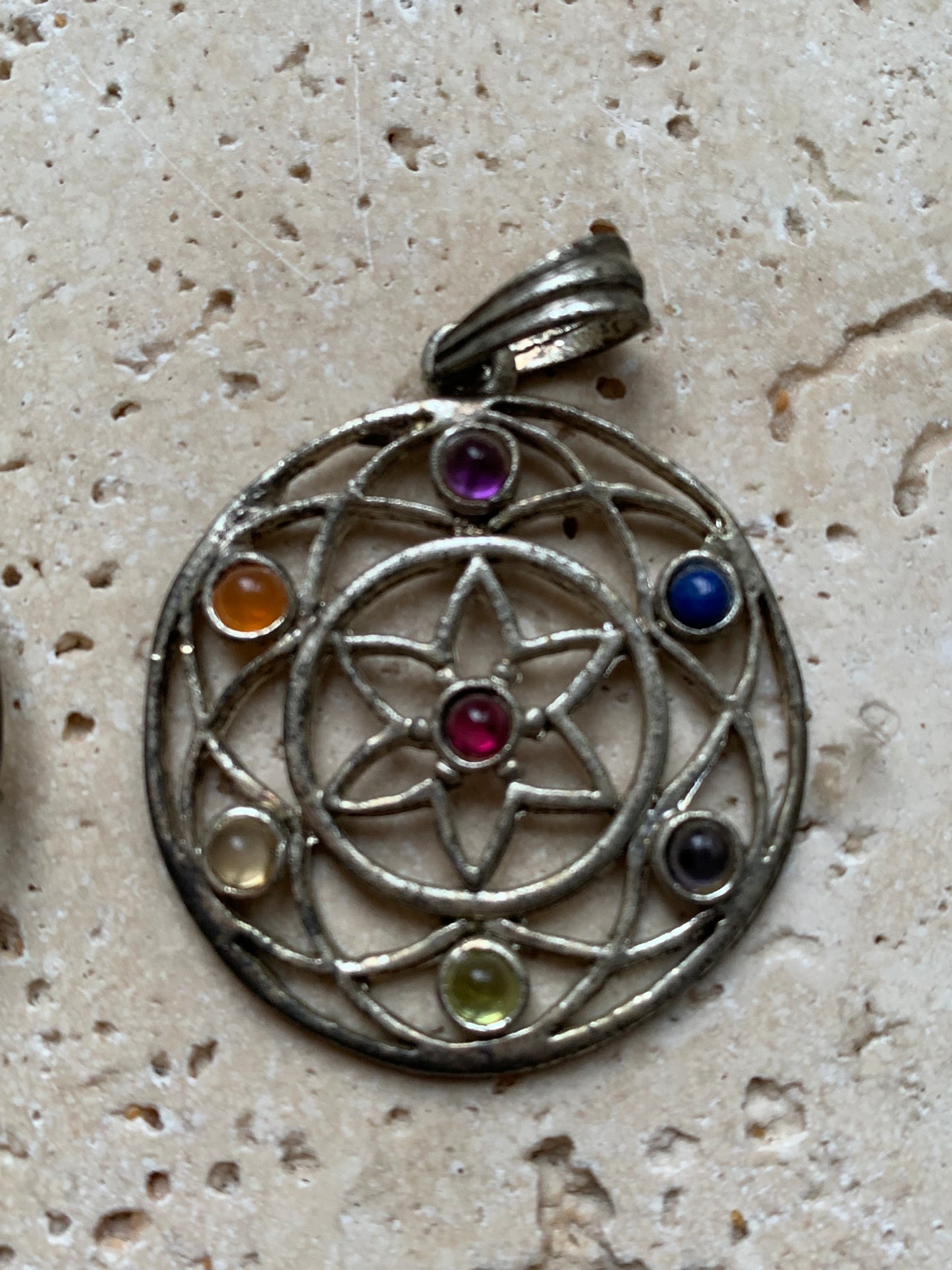 '7 chakras' pendant, 35 millimeters in diameter, in silver-plated metal (brass). Sold with an adjustable black cord!