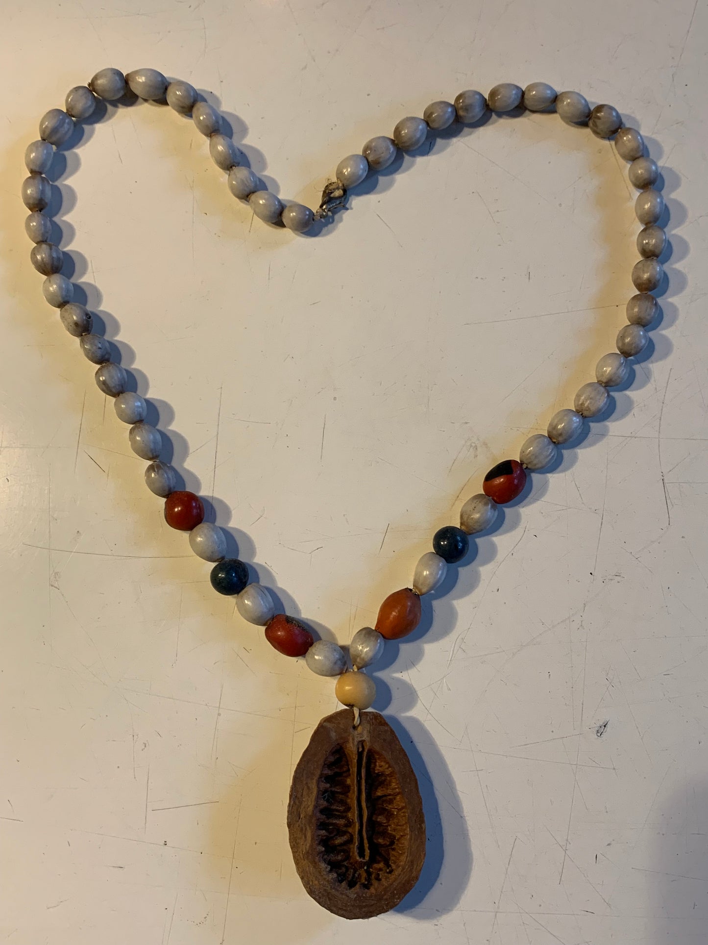 Peruvian necklace in natural seeds, pearls of ± 8 to 10 mm Size of 55 cm + pendant!