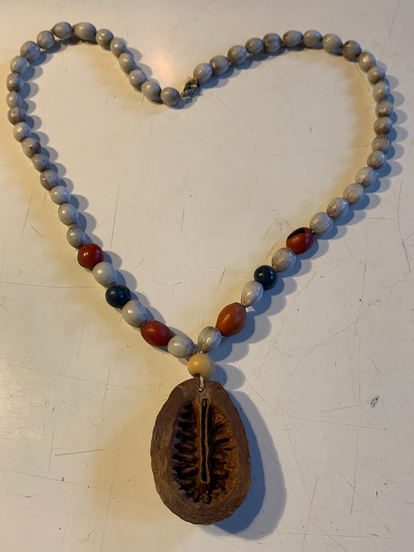Peruvian necklace in natural seeds, pearls of ± 8 to 10 mm Size of 55 cm + pendant!
