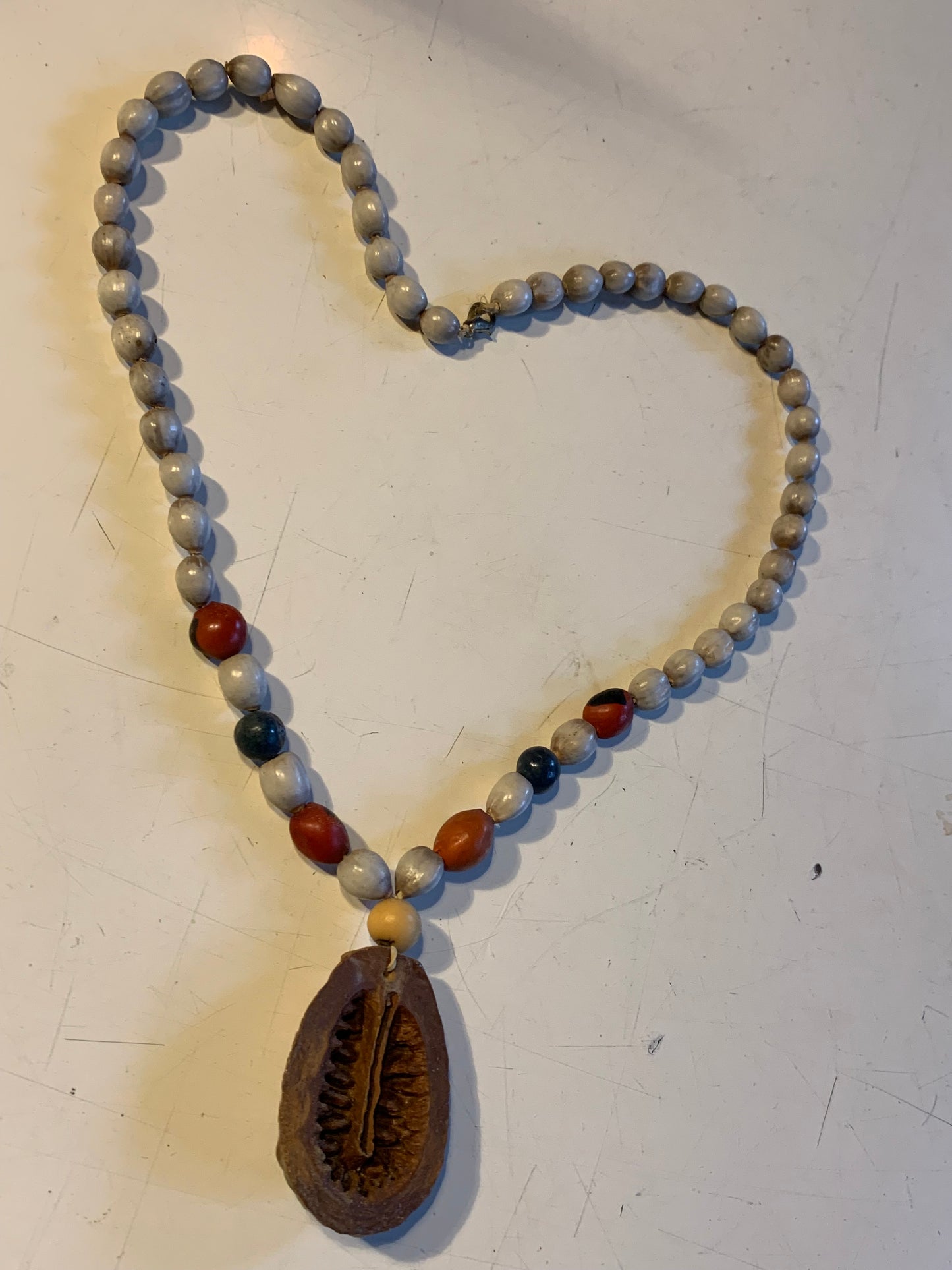 Peruvian necklace in natural seeds, pearls of ± 8 to 10 mm Size of 55 cm + pendant!