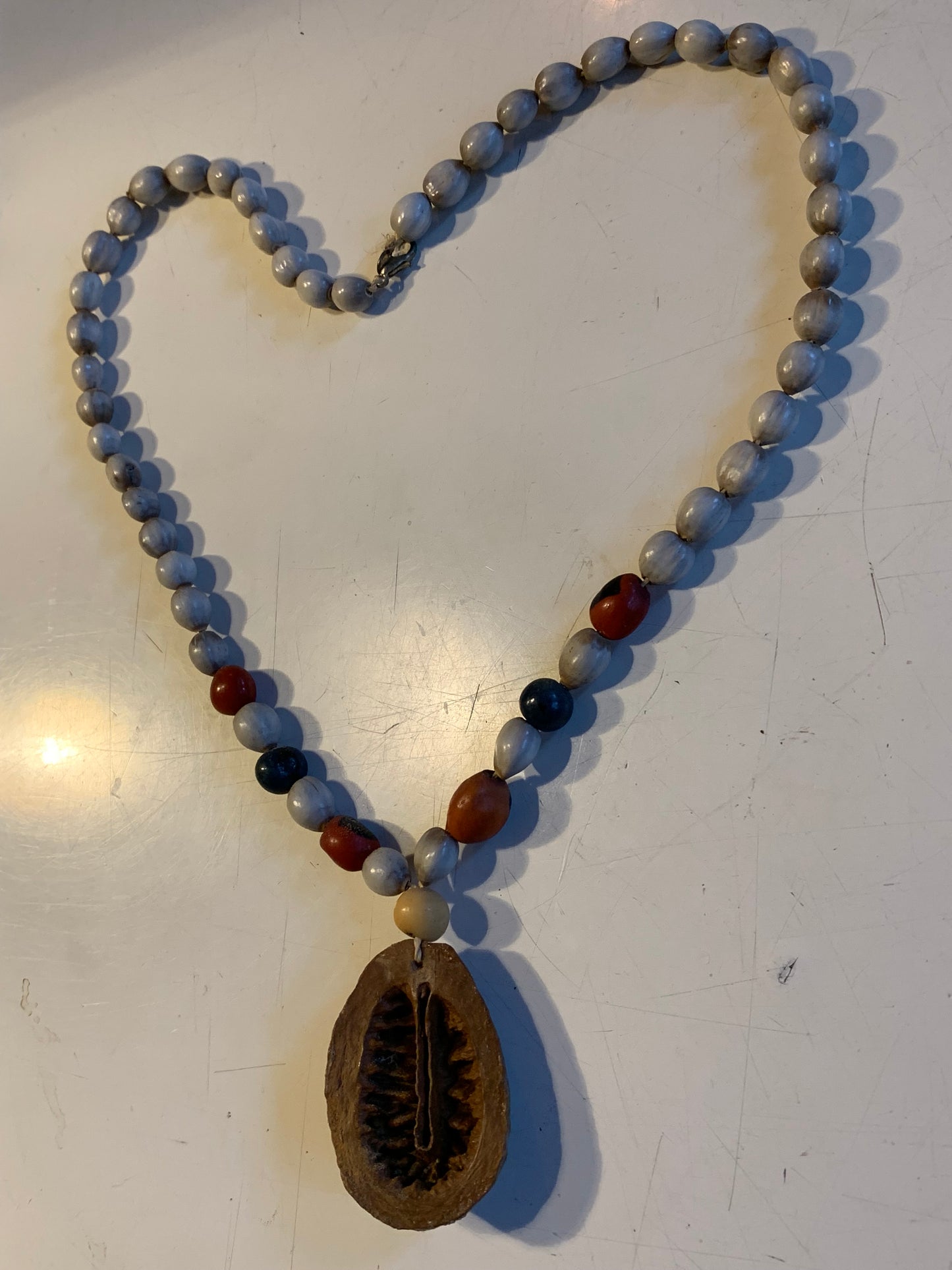 Peruvian necklace in natural seeds, pearls of ± 8 to 10 mm Size of 55 cm + pendant!