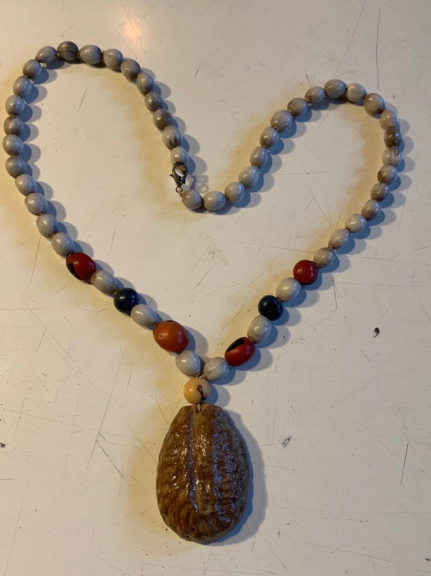 Peruvian necklace in natural seeds, pearls of ± 8 to 10 mm Size of 55 cm + pendant!
