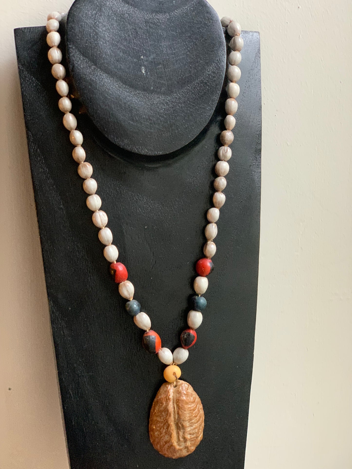 Peruvian necklace in natural seeds, pearls of ± 8 to 10 mm Size of 55 cm + pendant!