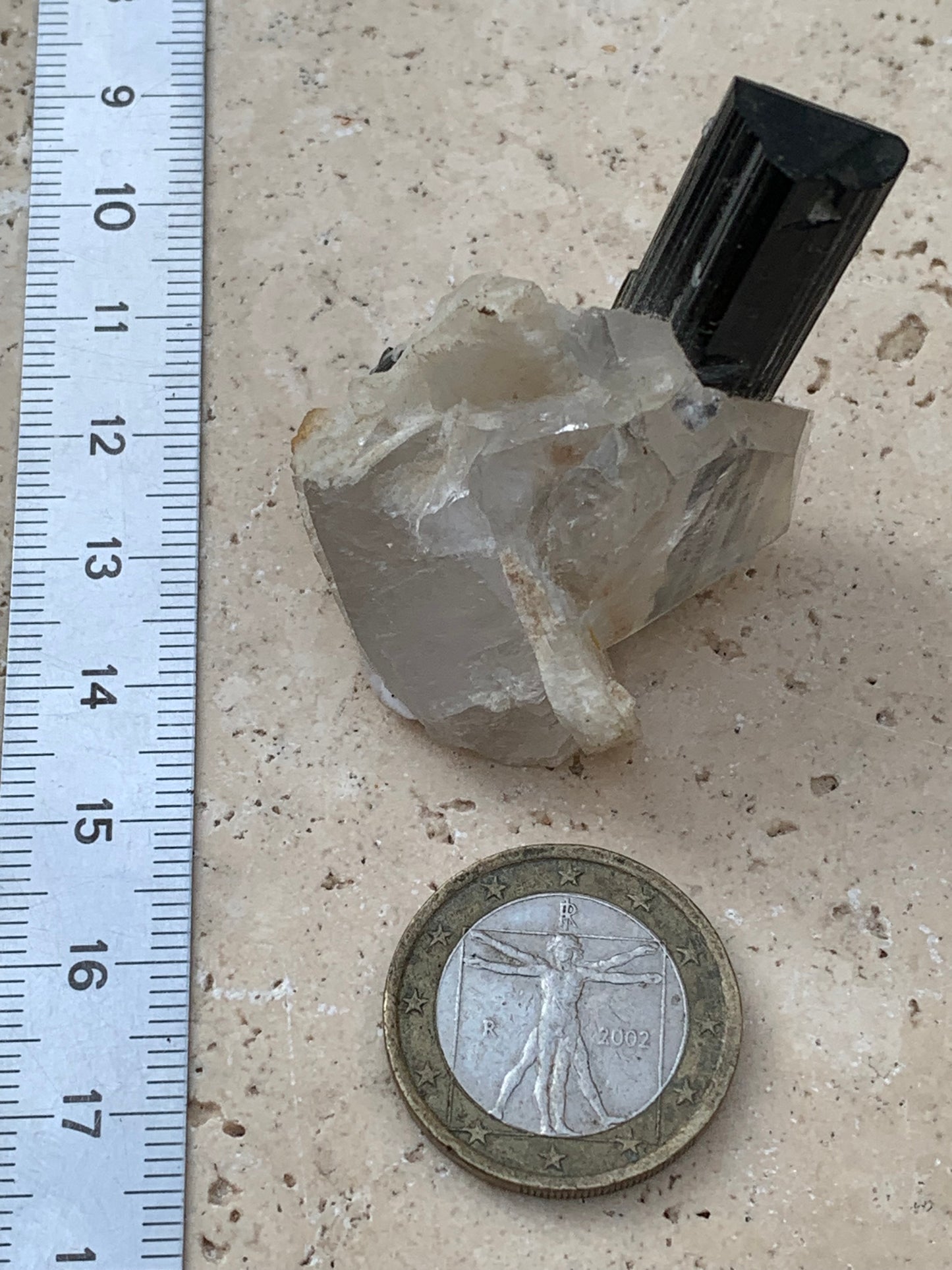 Tourmaline verte/ Verdélite sur cristal de quartz, spécimen naturel de 46 x 35 x 33 mm - 27,7 grammes environ. 1 magnifique cristal traversé par une pointe de tourmaline à terminaison verte !