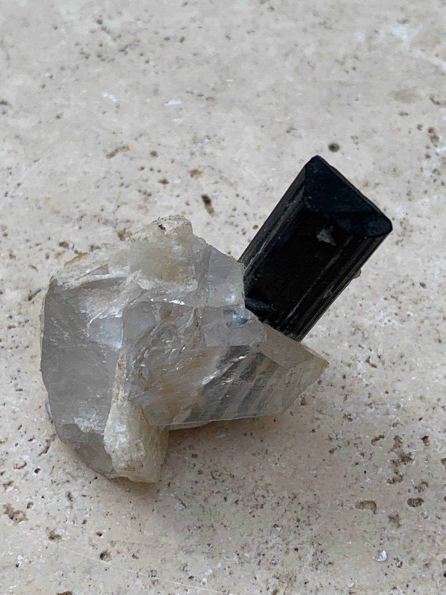 Tourmaline verte/ Verdélite sur cristal de quartz, spécimen naturel de 46 x 35 x 33 mm - 27,7 grammes environ. 1 magnifique cristal traversé par une pointe de tourmaline à terminaison verte !