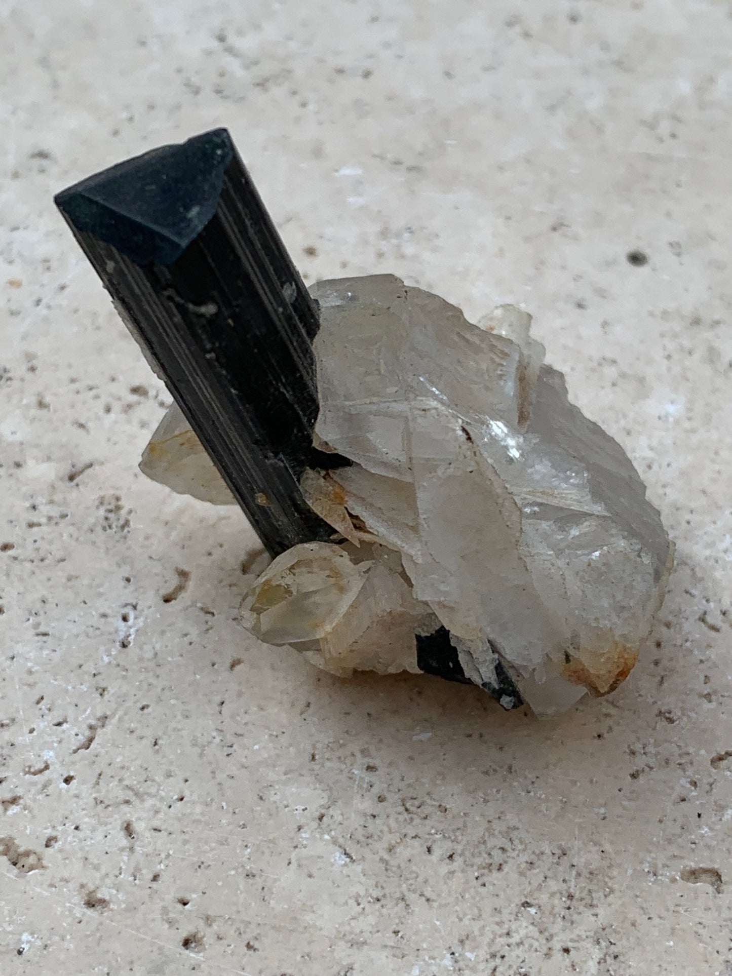 Tourmaline verte/ Verdélite sur cristal de quartz, spécimen naturel de 46 x 35 x 33 mm - 27,7 grammes environ. 1 magnifique cristal traversé par une pointe de tourmaline à terminaison verte !