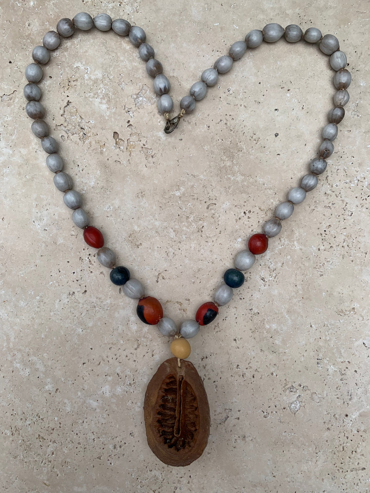 Peruvian necklace in natural seeds, pearls of ± 8 to 10 mm Size of 55 cm + pendant!