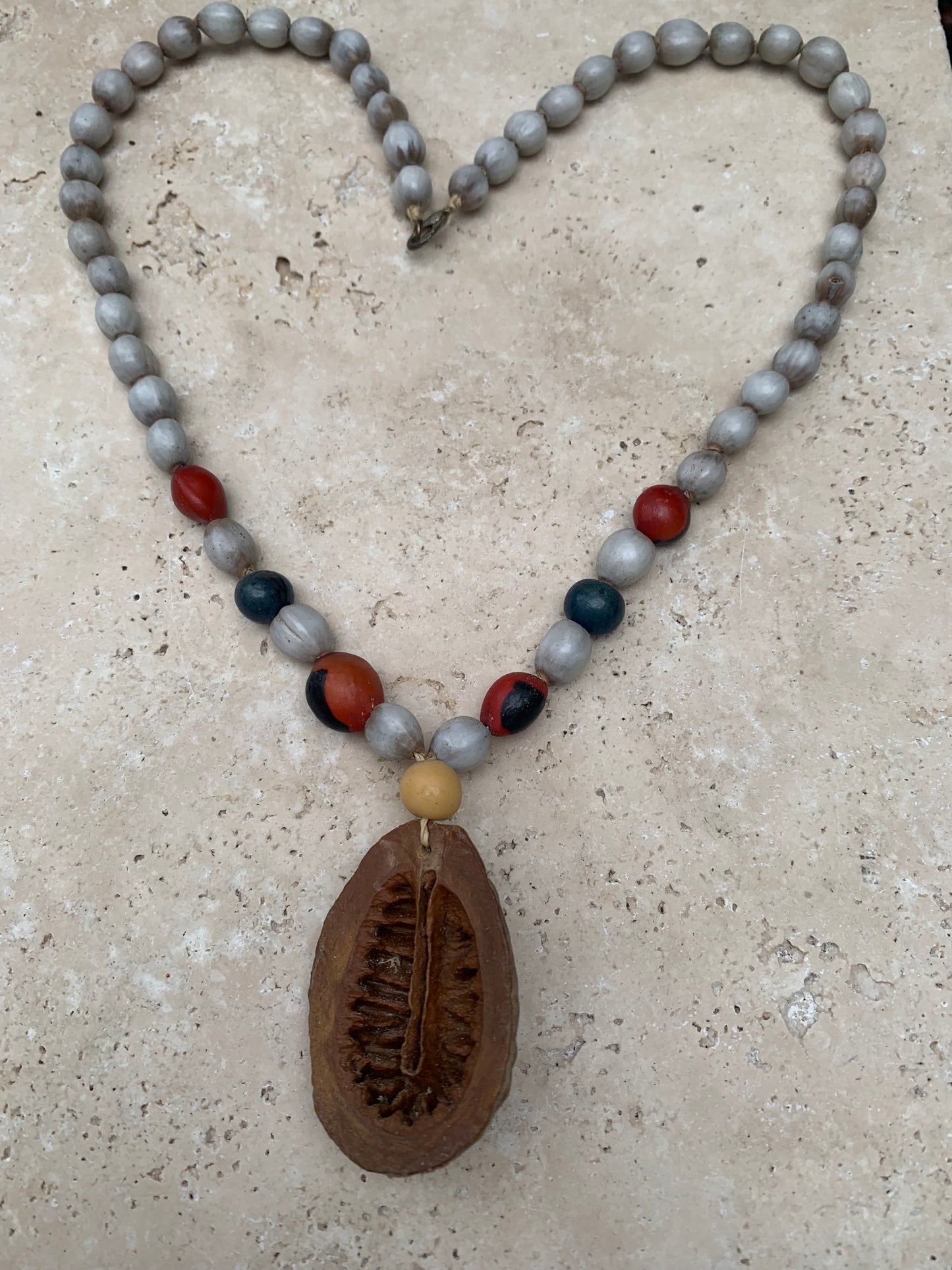 Peruvian necklace in natural seeds, pearls of ± 8 to 10 mm Size of 55 cm + pendant!
