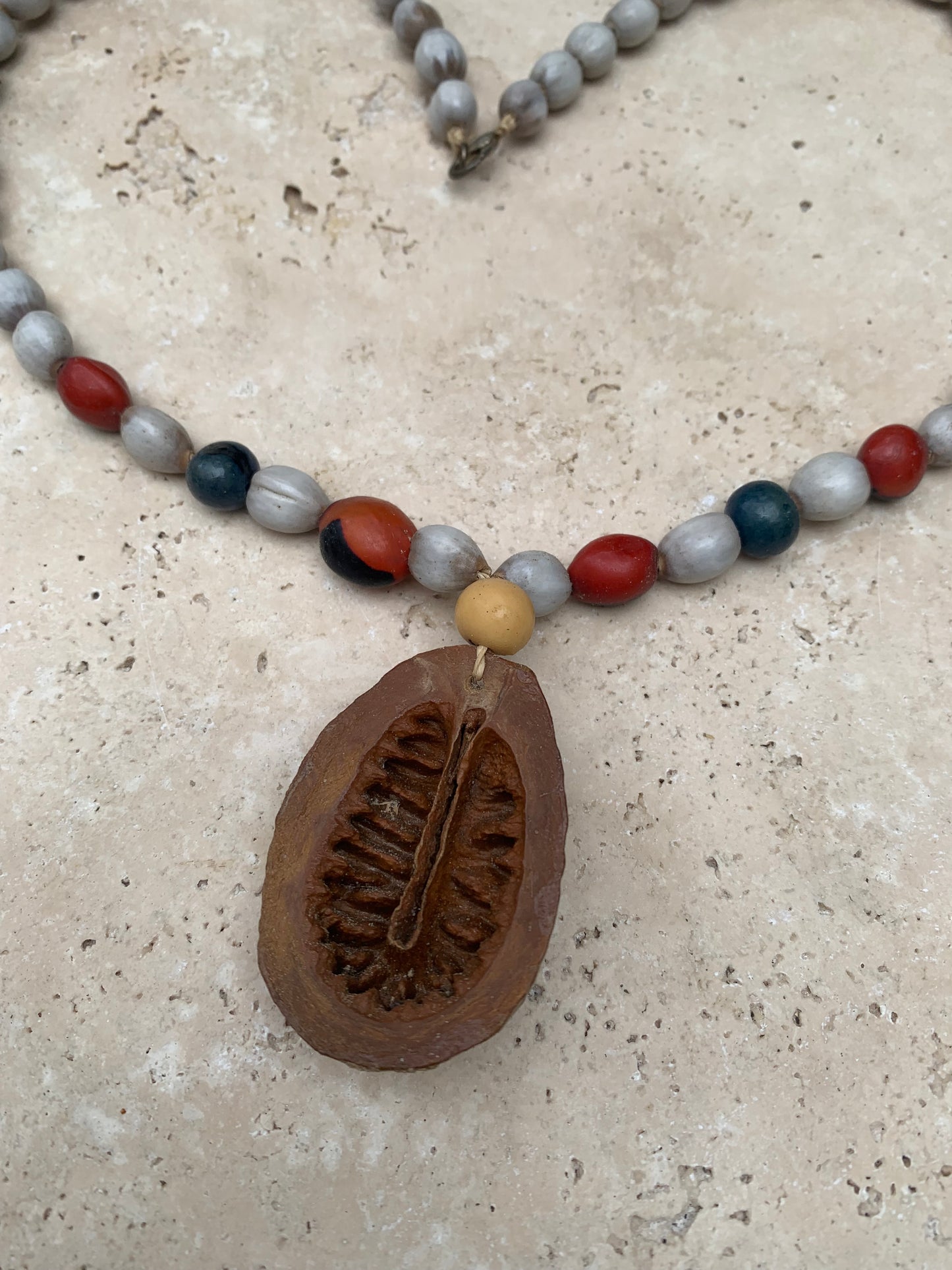 Peruvian necklace in natural seeds, pearls of ± 8 to 10 mm Size of 55 cm + pendant!